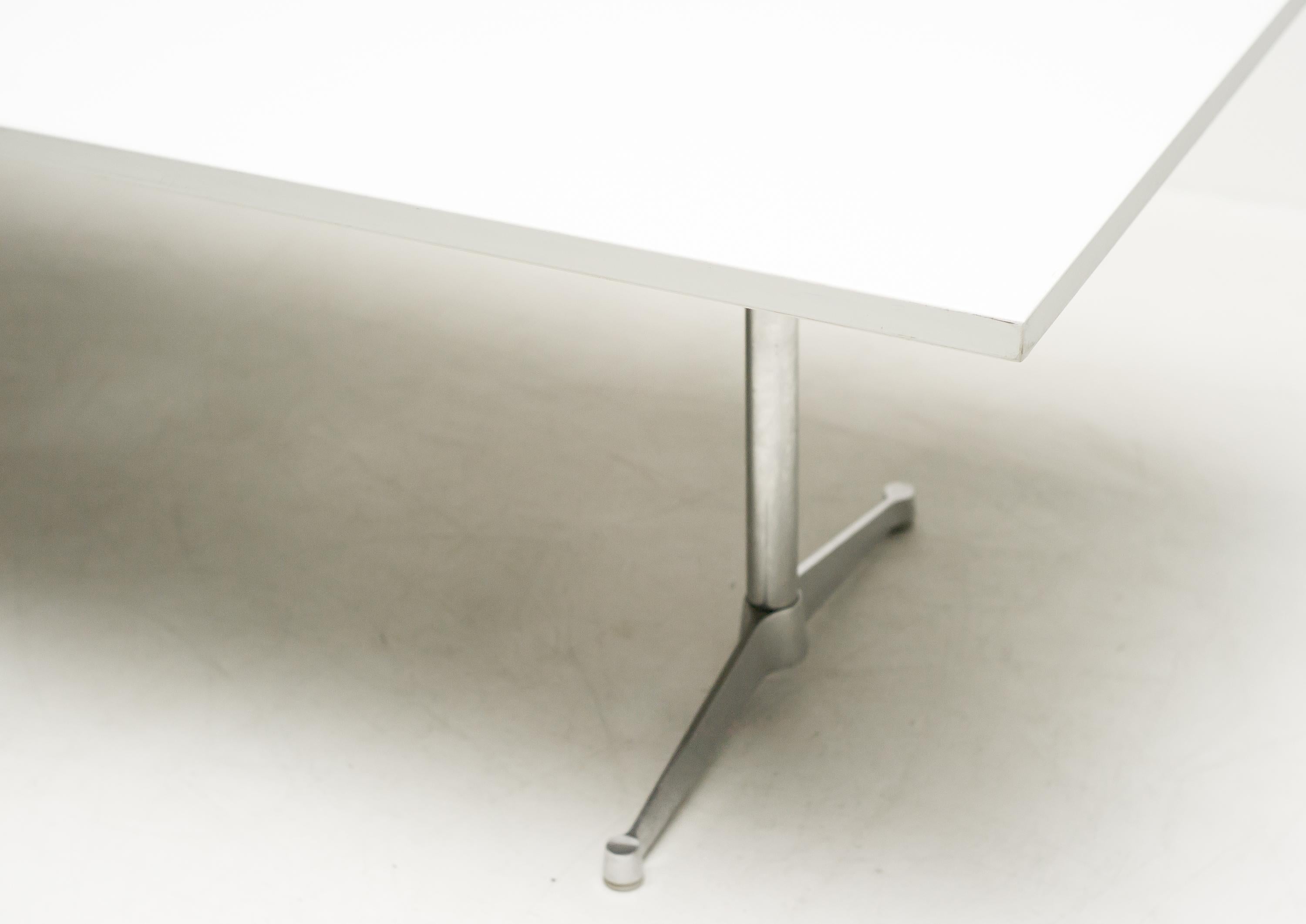 Contract Base dining table, designed by Charles & Ray Eames.
Early version in chrome-plated aluminium, made by Herman Miller.
Light grey laminate tabletop.