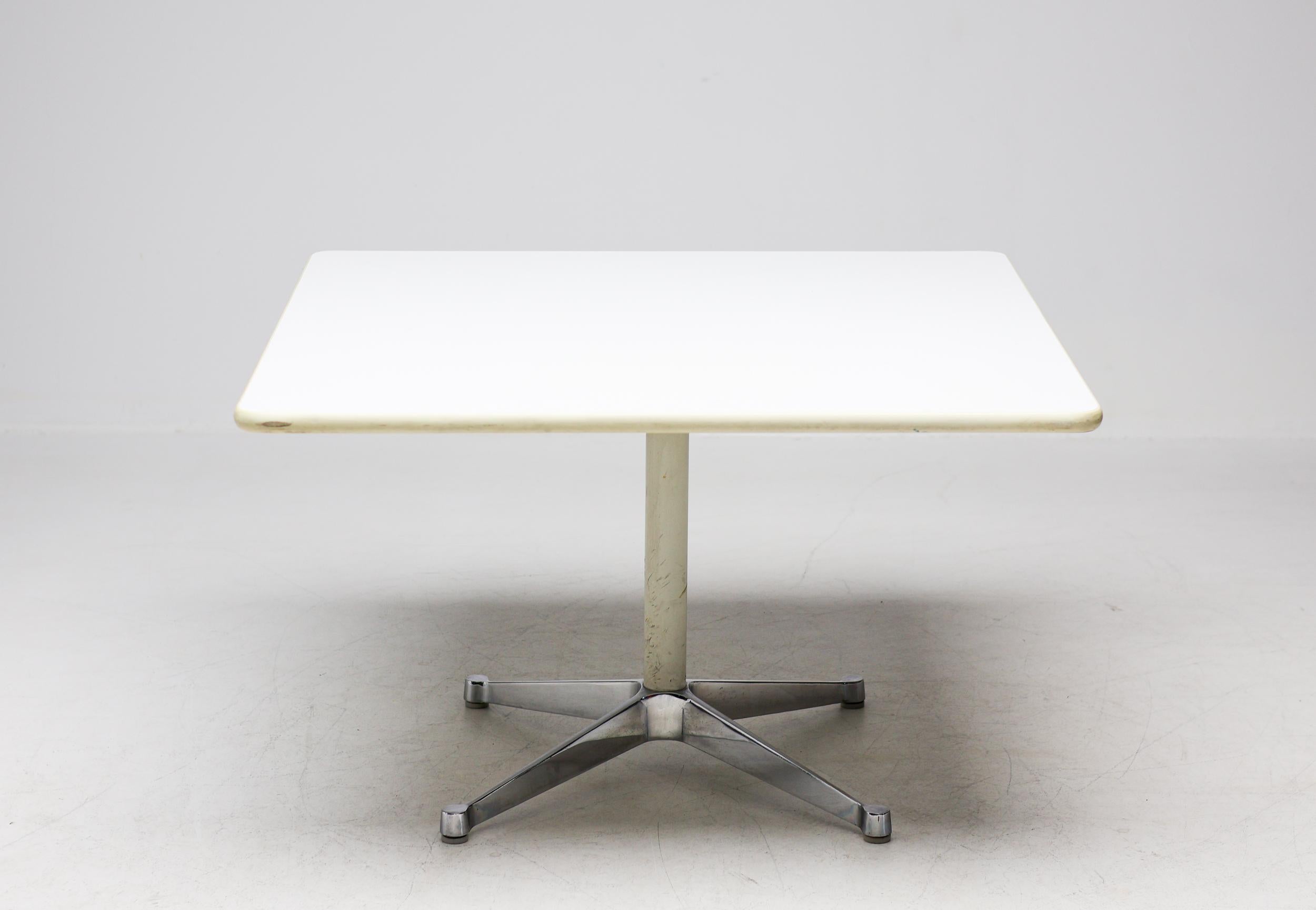 Contract Base side table, designed by Charles & Ray Eames.
Early version in chrome-plated aluminium, made by Herman Miller.
White laminate tabletop.

This side table was part of a huge collection of modern design furniture and art.
The owners were