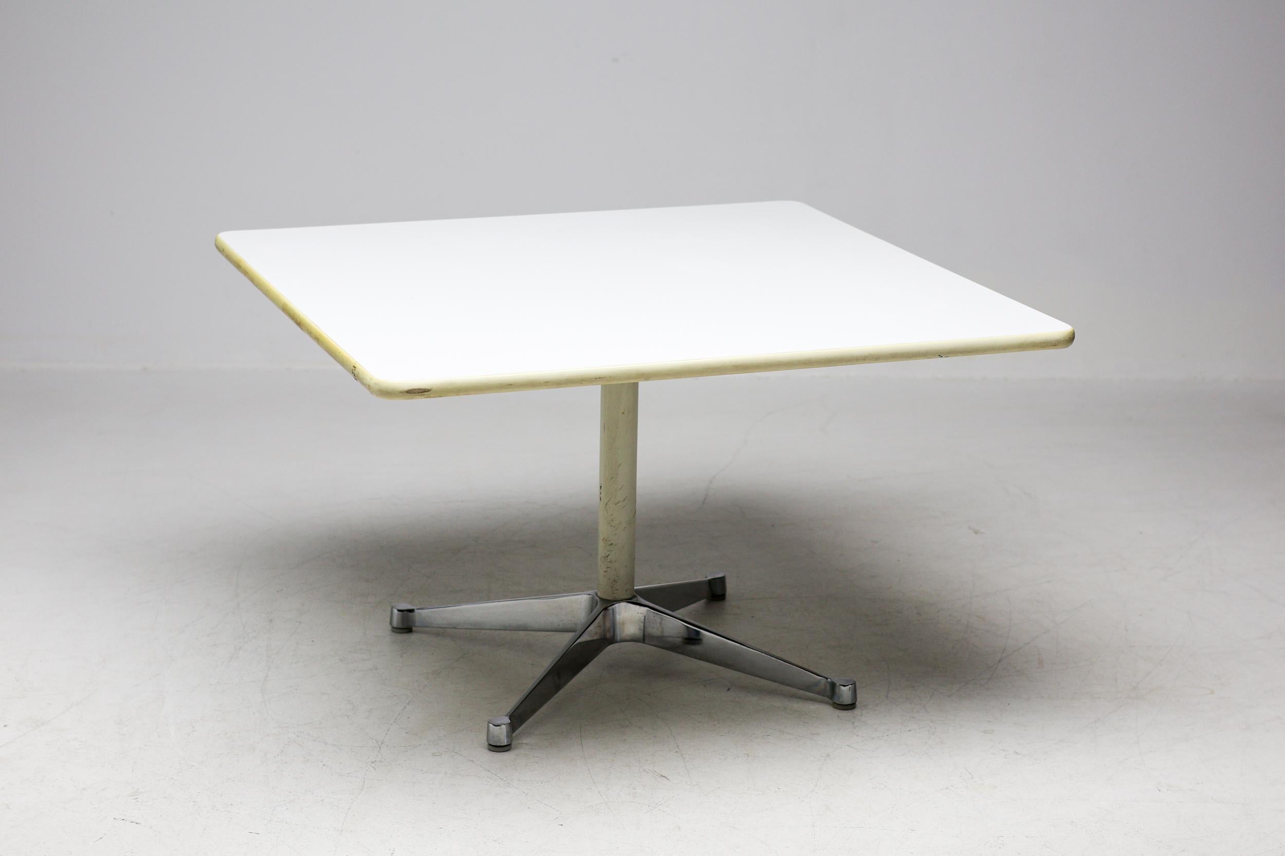Eames Contract Base Side Table In Fair Condition For Sale In Dronten, NL