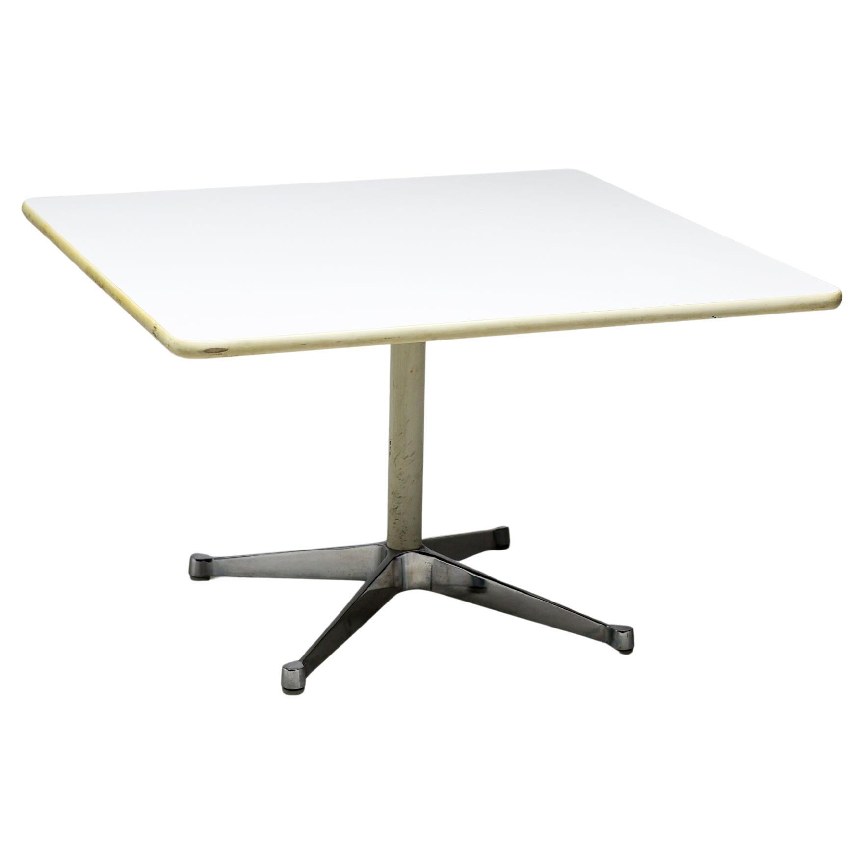 Mesa auxiliar Eames Contract Base
