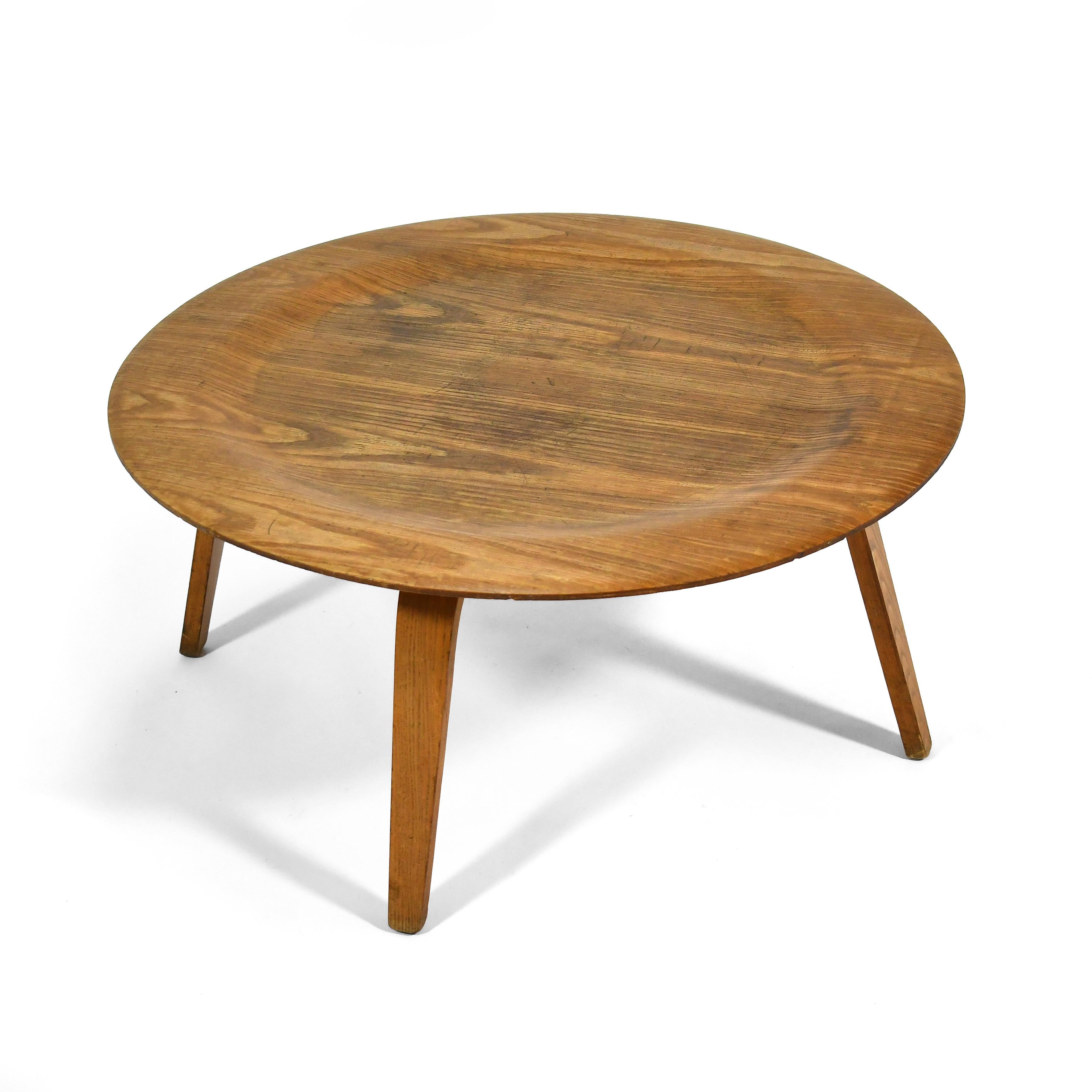 Dieser frühe Vintage-Couchtisch von Charles und Ray Eames ist ein wichtiges und ikonisches Design. Der Tisch ist das Ergebnis der Experimente des Paares mit geformtem Sperrholz. Er ist optisch und physisch leicht und dennoch erstaunlich stabil.
