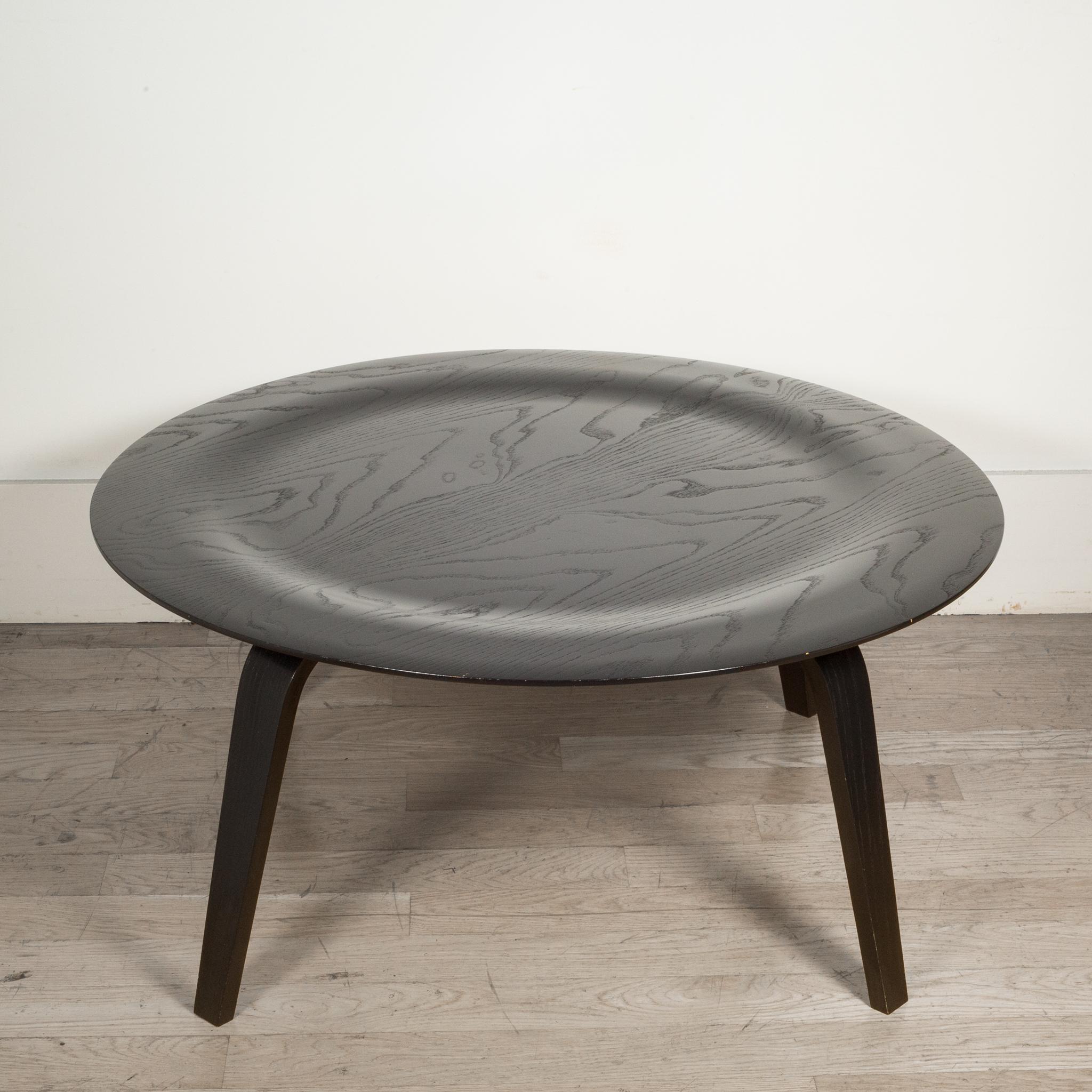 About

An Eames molded plywood coffee table in black. 

Creator Charles & Ray Eames for Herman Miller.
Date of manufacture c.2010.
Materials and techniques molded plywood.
Condition good. Wear consistent with age and use. Minor wear around
