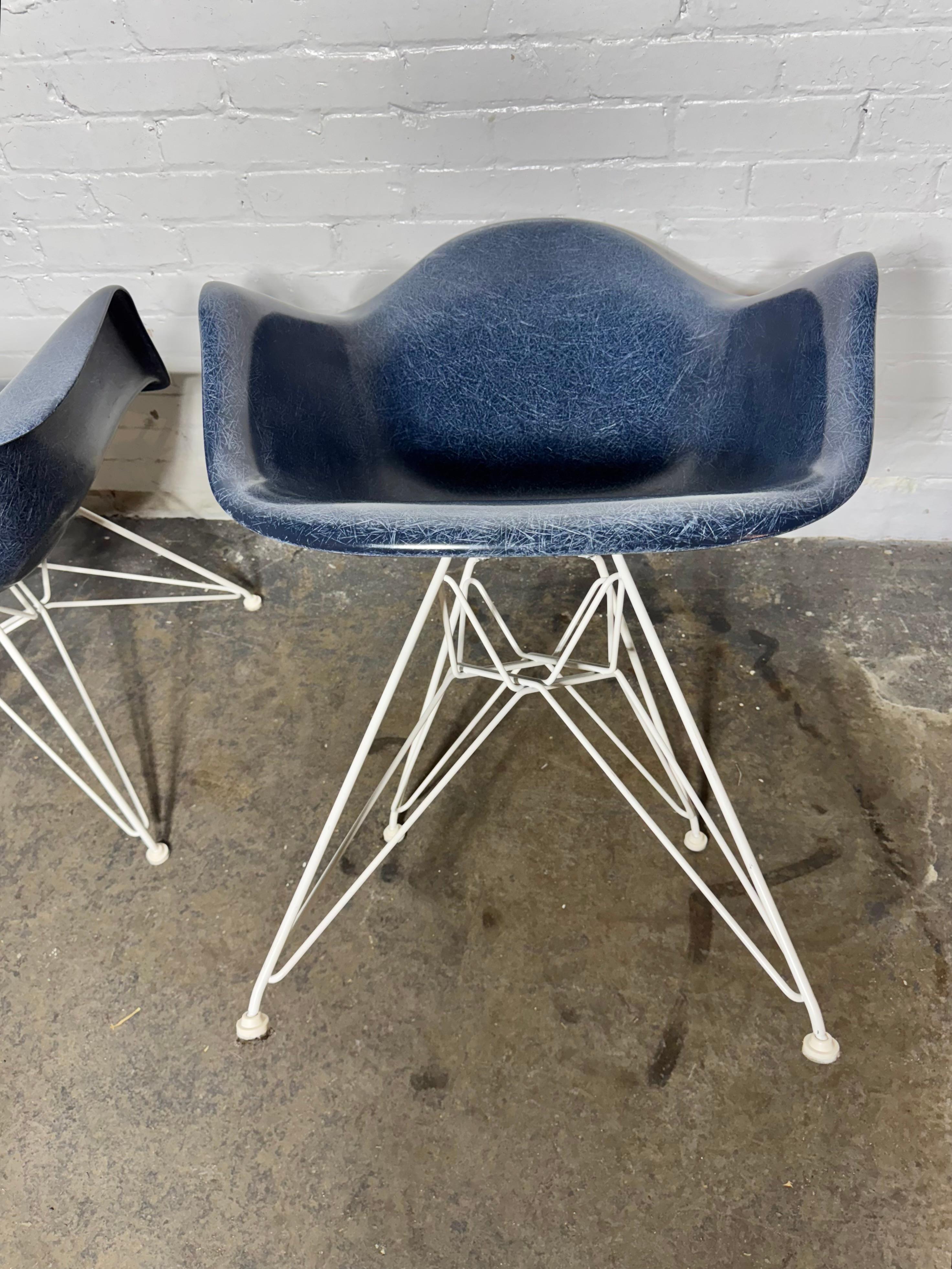 American Eames  DAR ARM SHELL Fiberglass Chair/ Electric Blue on White Eiffel Tower Base For Sale
