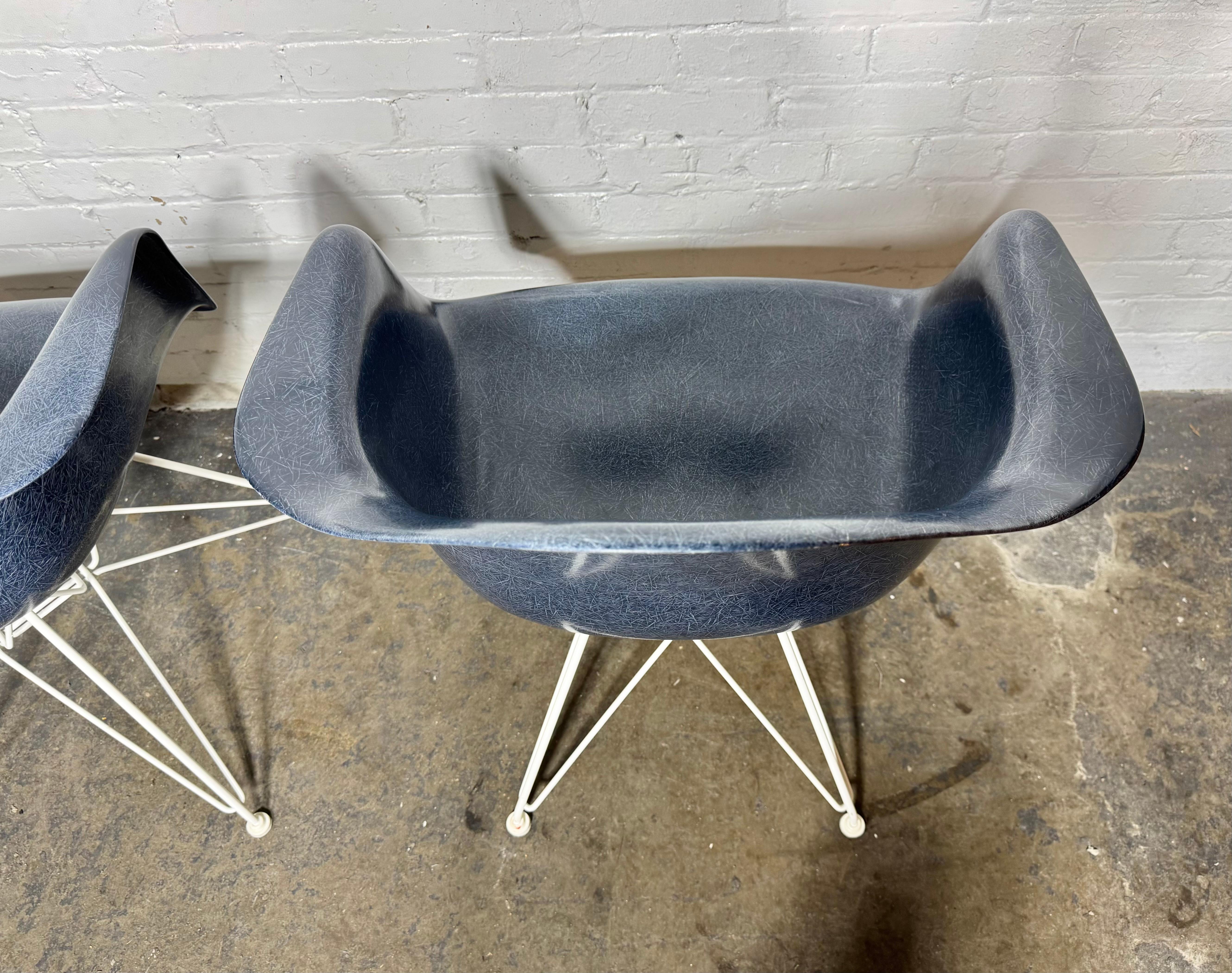 Eames  DAR ARM SHELL Fiberglass Chair/ Electric Blue on White Eiffel Tower Base In Good Condition For Sale In Buffalo, NY