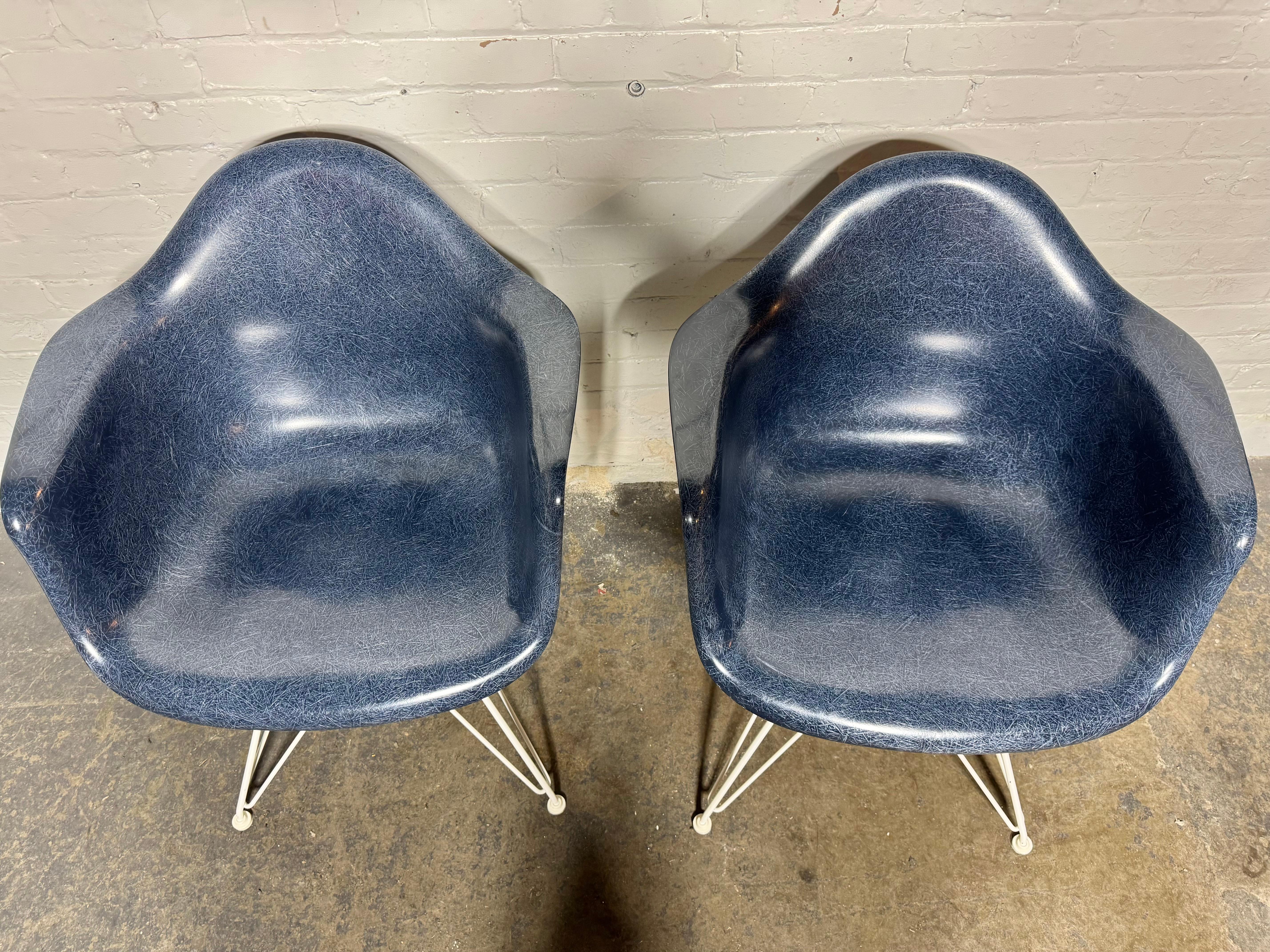 Eames  DAR ARM SHELL Fiberglass Chair/ Electric Blue on White Eiffel Tower Base For Sale 1