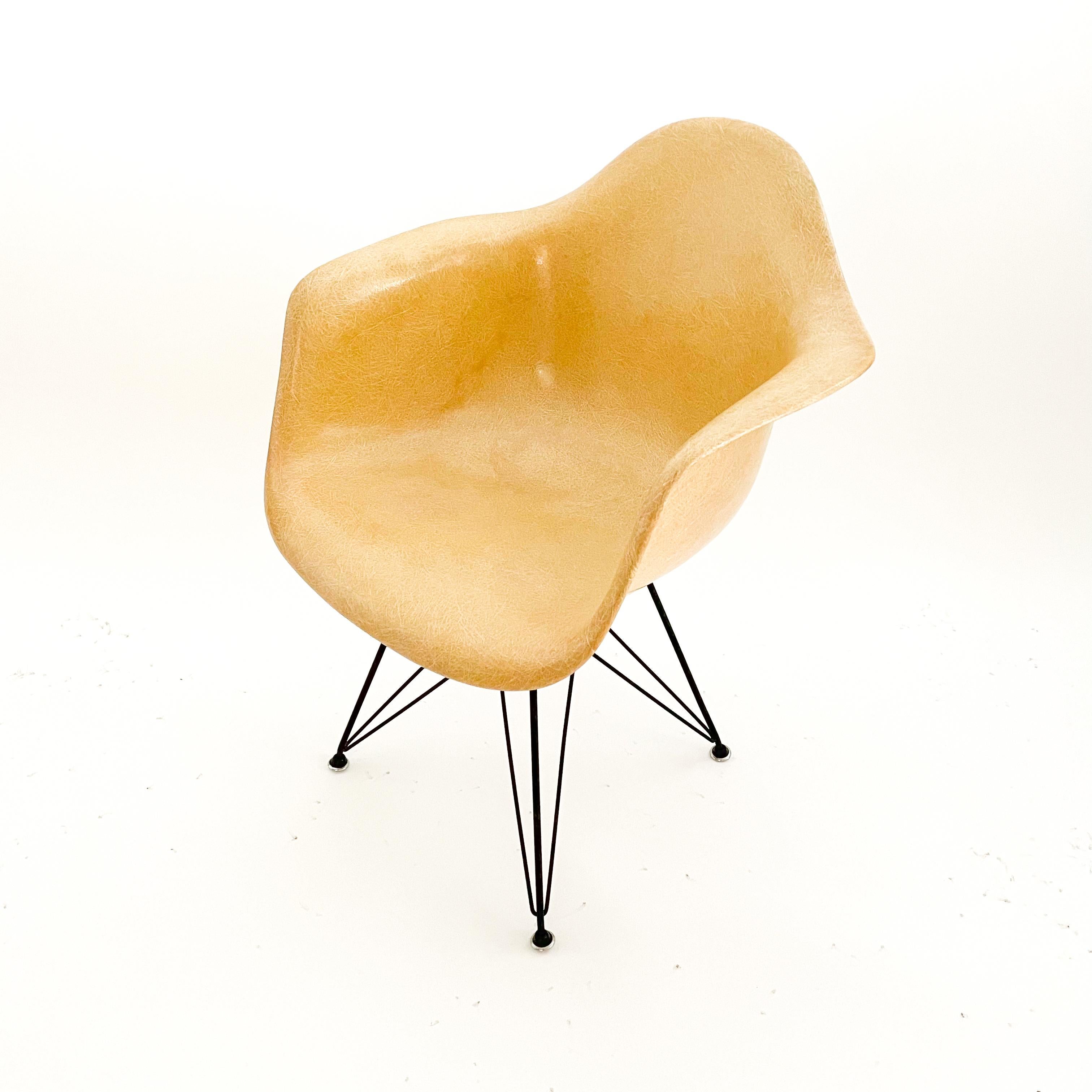 Eames DAR Fiberglass Armchair With Eiffel Base for Herman Miller C. 1954 In Good Condition For Sale In Locust Valley, NY