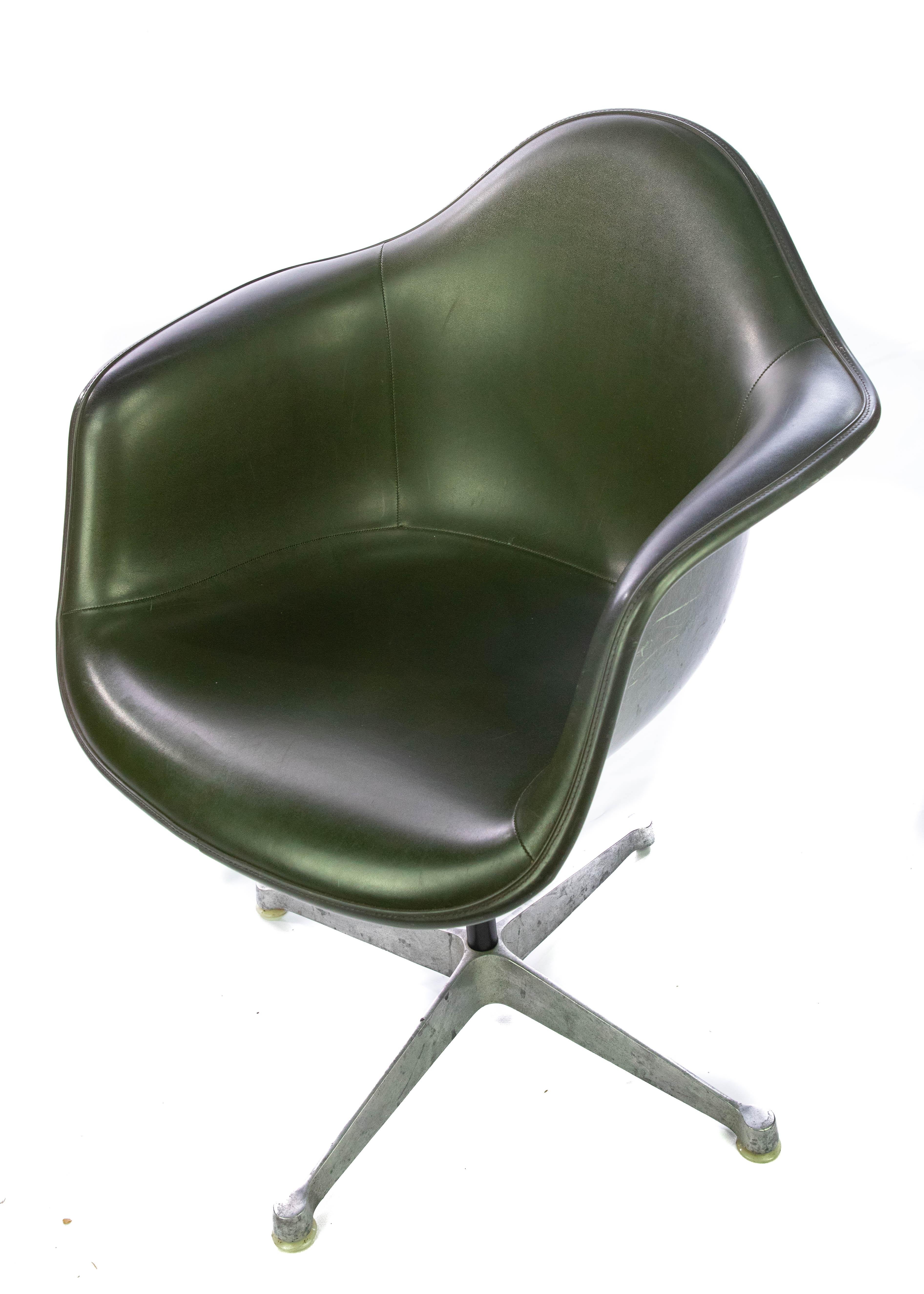 Mid-Century Modern Fauteuil Eames en fibre de verre vert foncé pour Herman Miller