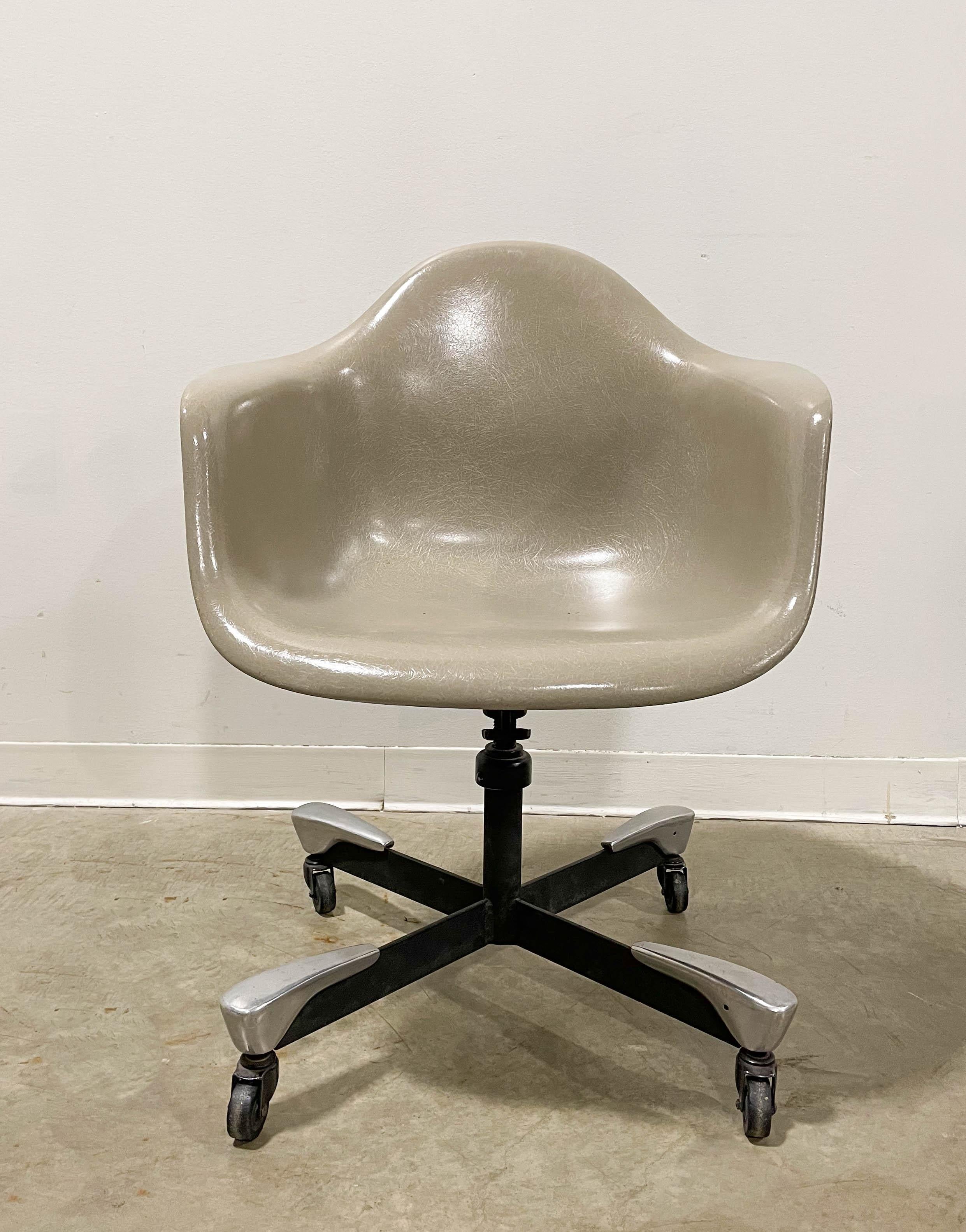 This is an uncommon version of the Eames DAT-1 Fiberglass Armchair from Herman Miller. This DAT-1 Fiberglass Armchair is a rare first-generation version from 1957, and it still boasts the date stamp. Also special are the aluminum foot guards on the
