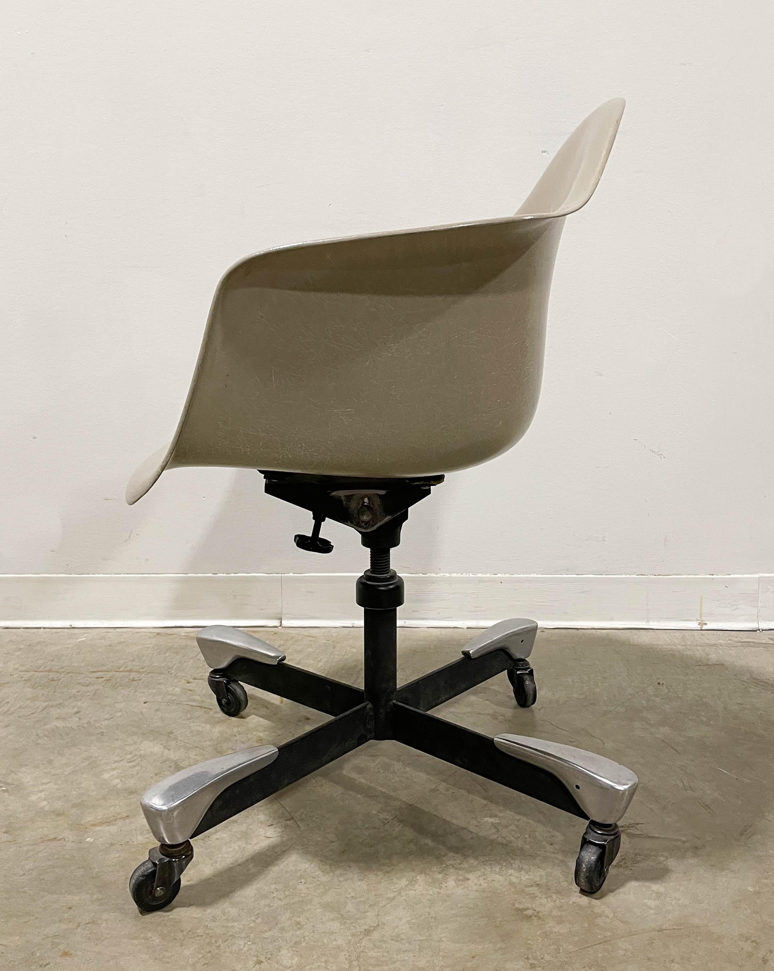 Eames DAT-1 Fiberglass Armchair 1