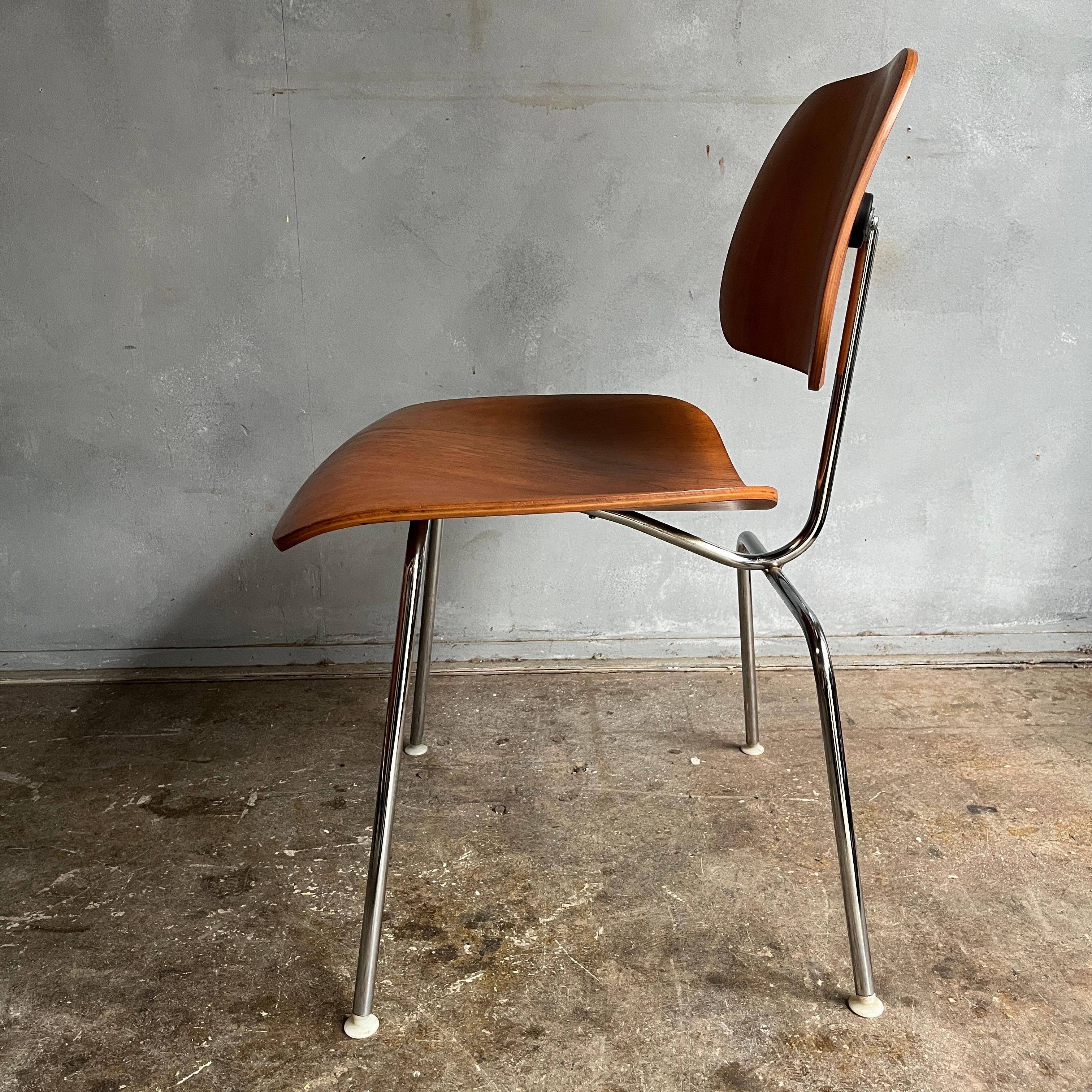 Chaises en contreplaqué courbé produites par Herman Miller et conçues par Charles et Ray Eames. Cette chaise est en très bon état vintage, montre mieux que prévu avec peu de signes d'utilisation. Bien entendu, on peut s'attendre à ce qu'il y ait un