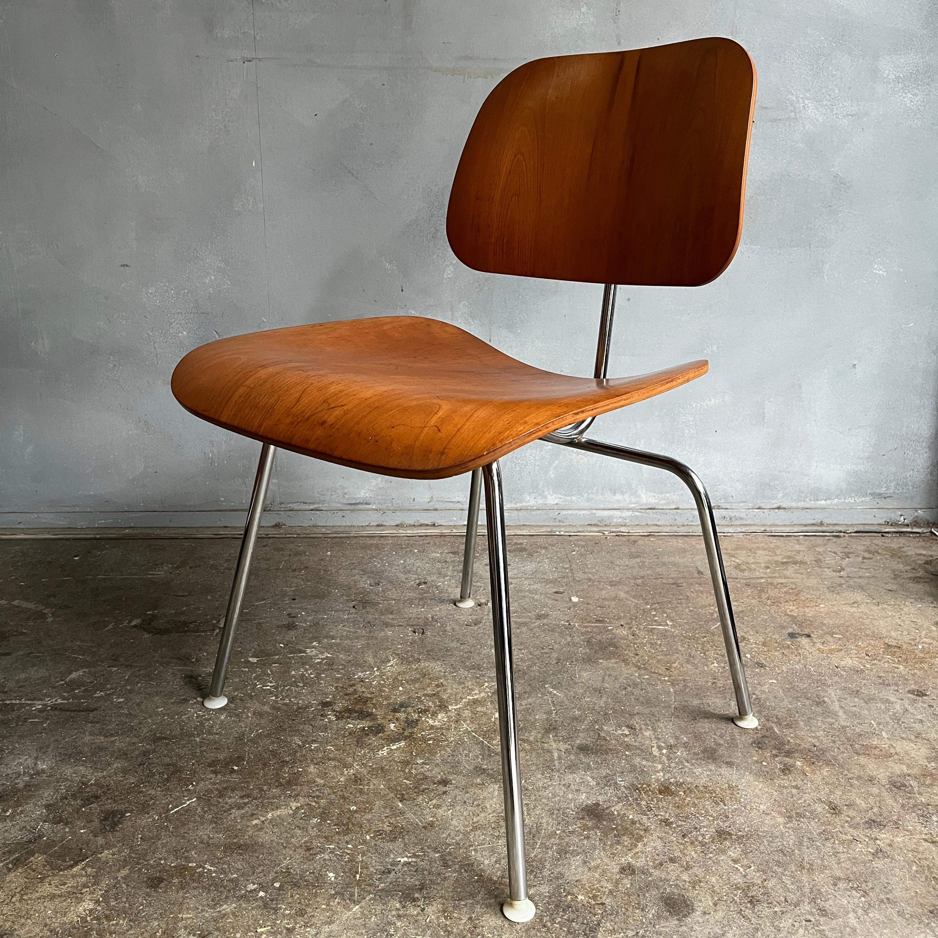 Eames „DCM“ Sperrholzstühle aus geformtem Sperrholz für Herman Miller aus seltenem Kirschbaumholz (Moderne der Mitte des Jahrhunderts) im Angebot