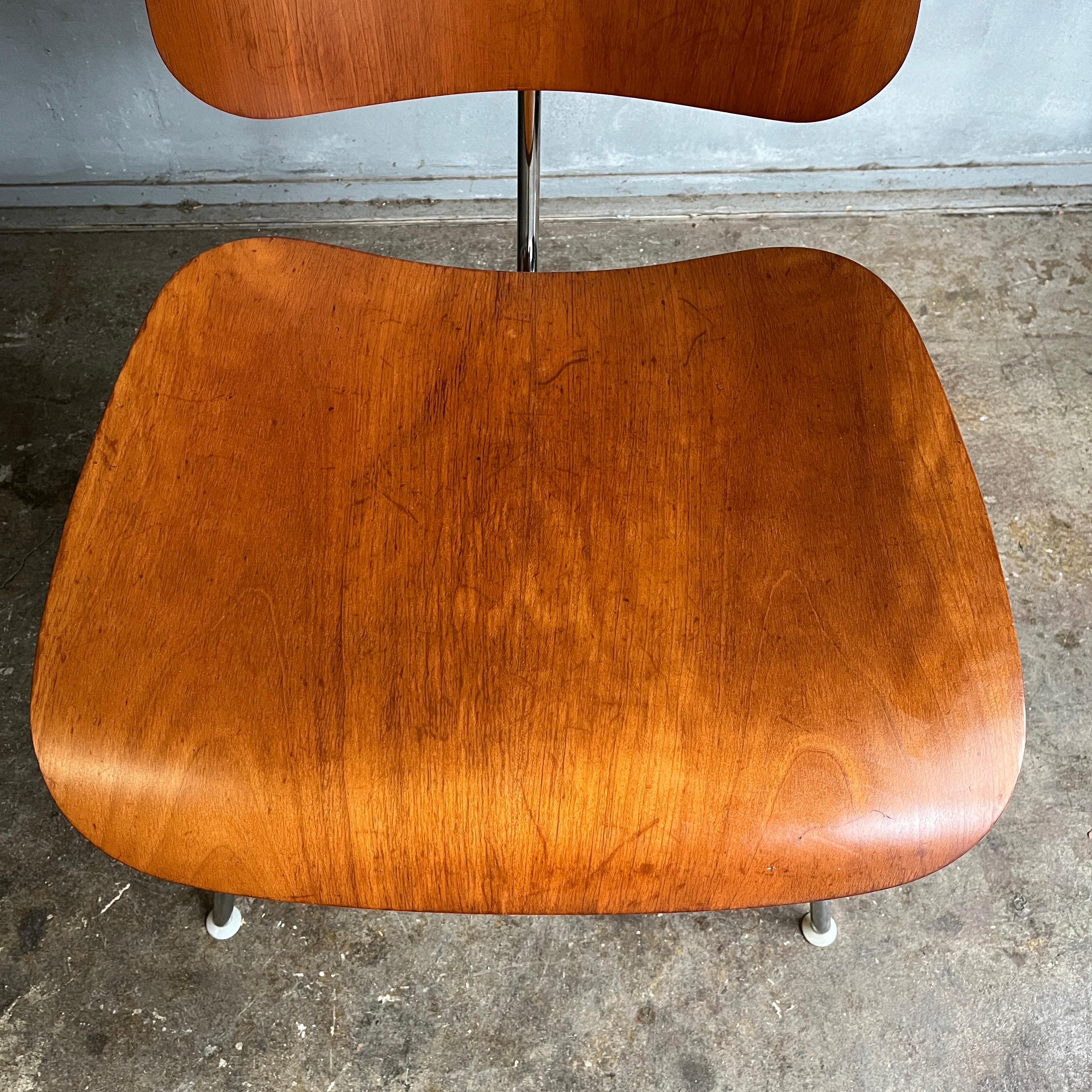 Eames „DCM“ Sperrholzstühle aus geformtem Sperrholz für Herman Miller aus seltenem Kirschbaumholz (amerikanisch) im Angebot