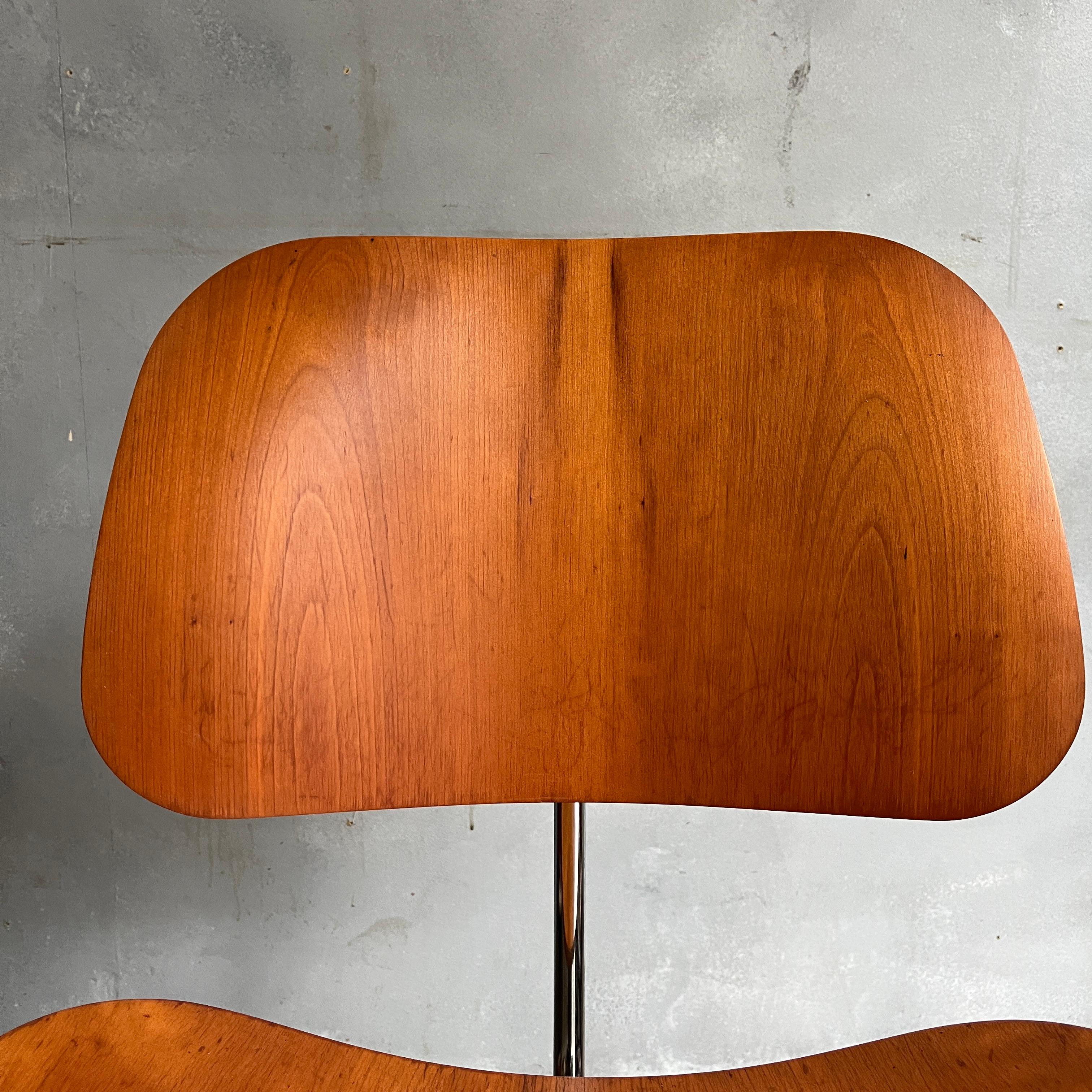 Eames „DCM“ Sperrholzstühle aus geformtem Sperrholz für Herman Miller aus seltenem Kirschbaumholz im Zustand „Gut“ im Angebot in BROOKLYN, NY