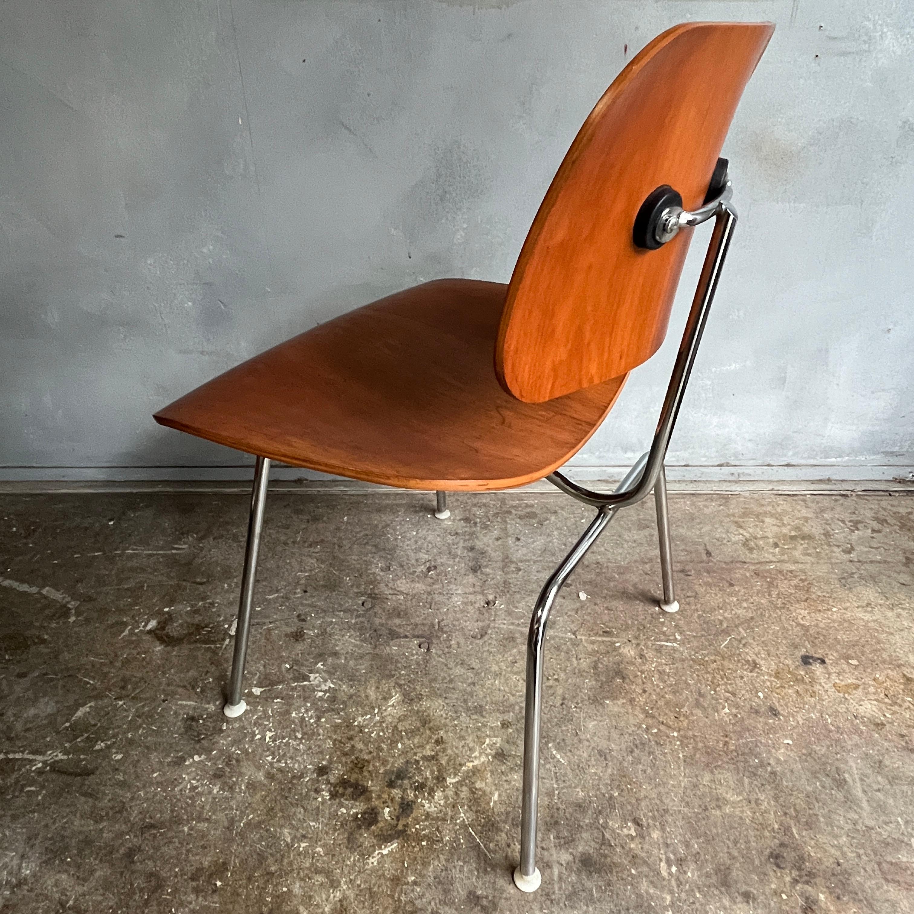 Eames „DCM“ Sperrholzstühle aus geformtem Sperrholz für Herman Miller aus seltenem Kirschbaumholz im Angebot 1