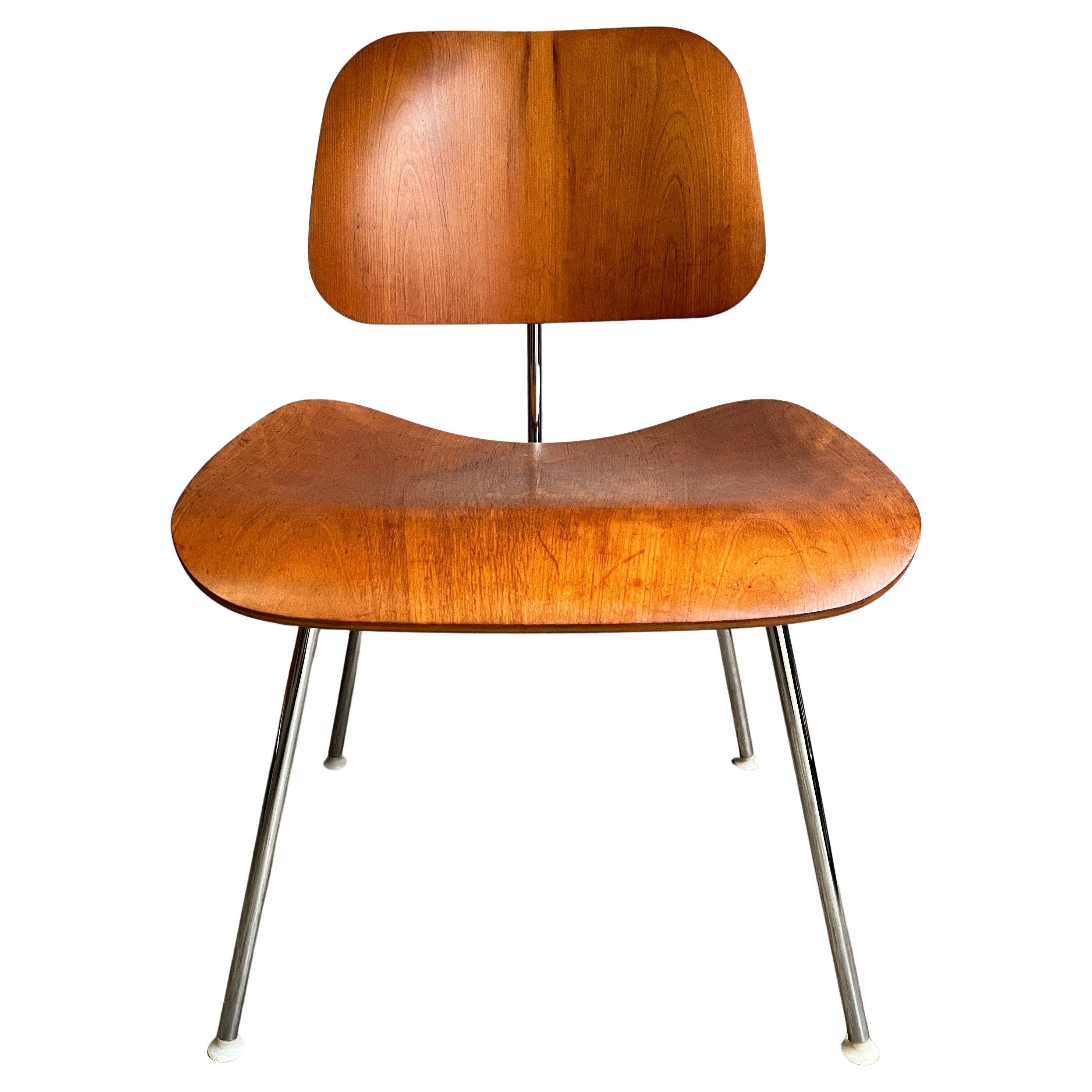 Eames „DCM“ Sperrholzstühle aus geformtem Sperrholz für Herman Miller aus seltenem Kirschbaumholz