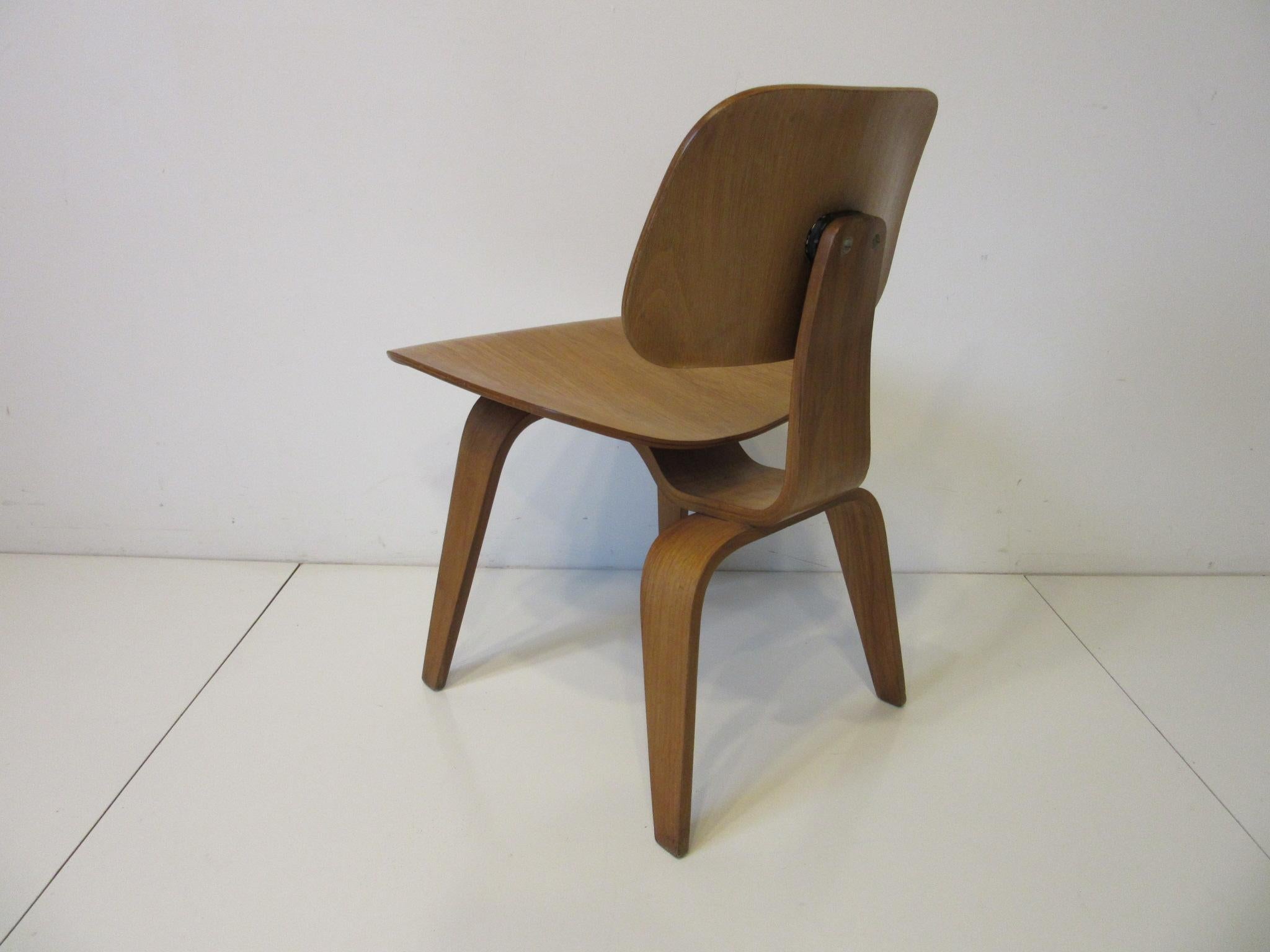 Eames DCW Molded Ply Desk Chair for Herman Miller In Good Condition In Cincinnati, OH