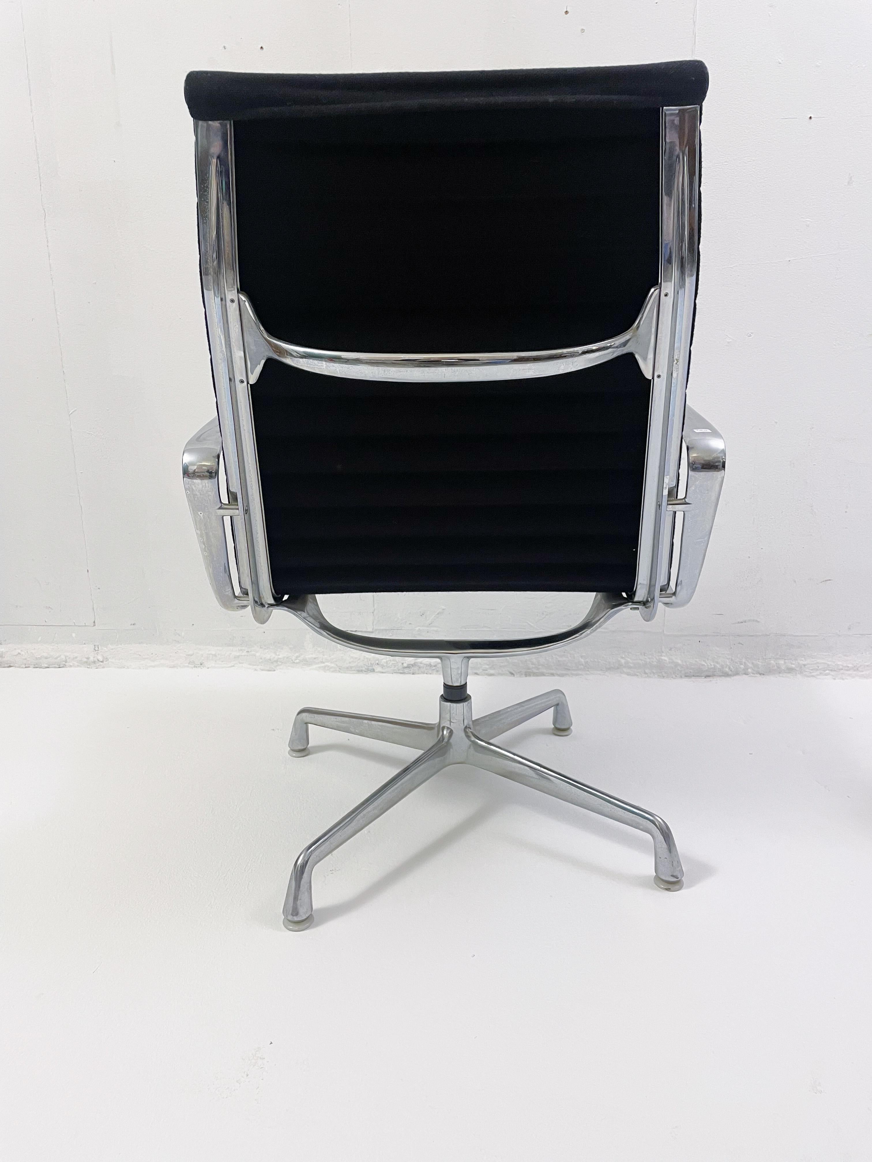 Sedia da scrivania Eames EA 117 di Herman Miller, anni '90 - 3 disponibili.
