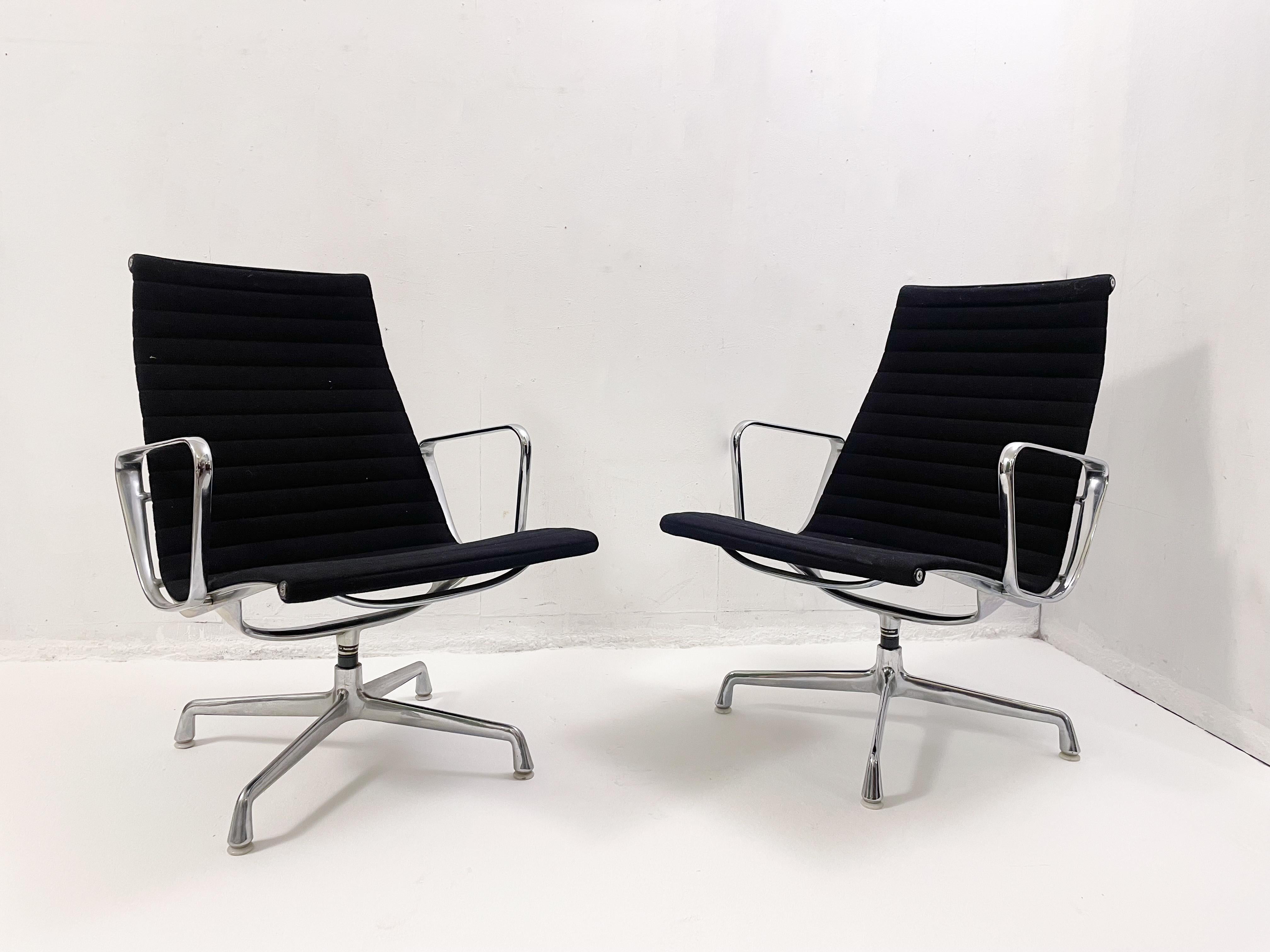 Sedia da scrivania Eames EA 117 di Herman Miller, anni '90 - 3 disponibili in vendita 1