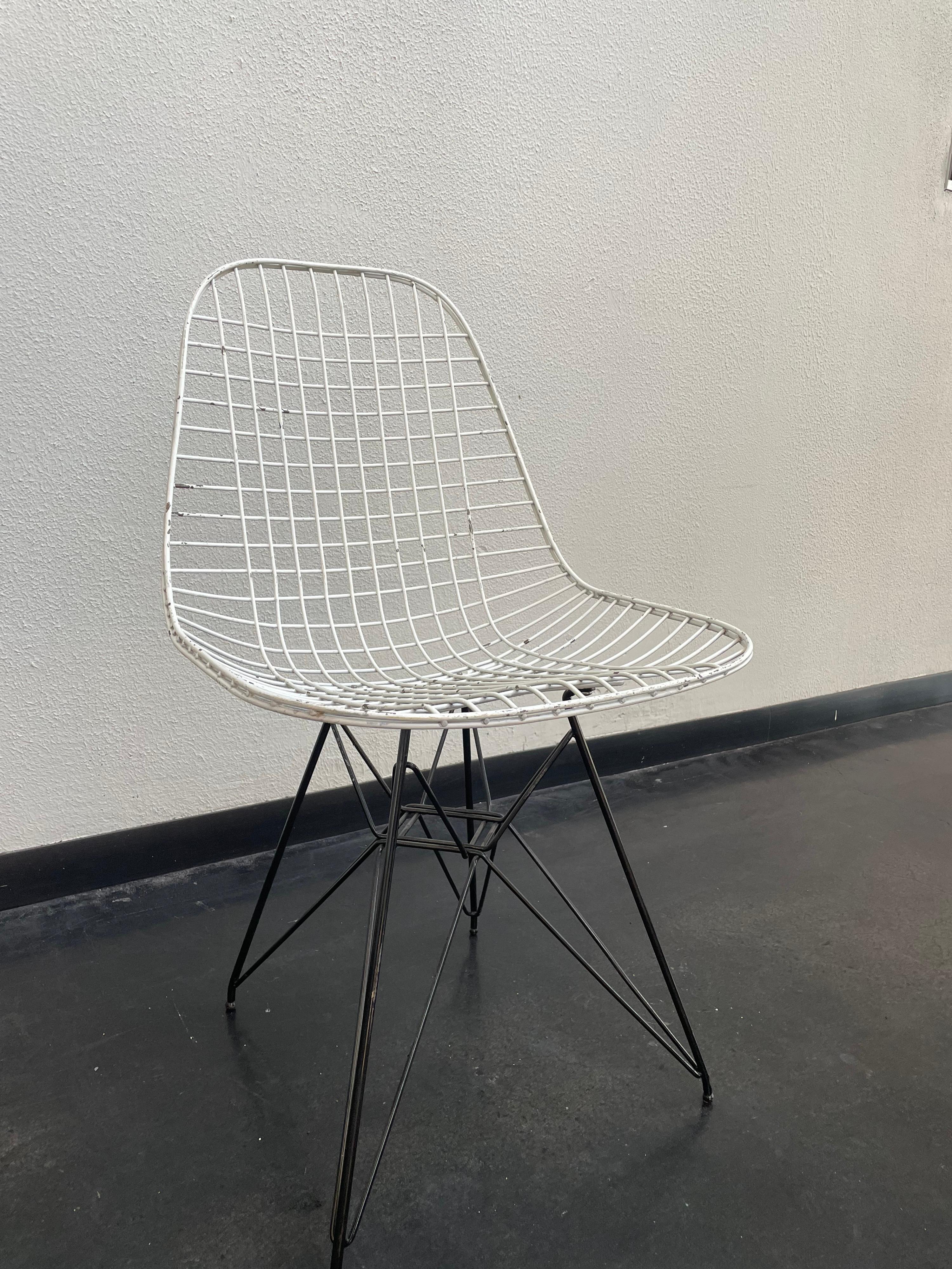 4 white wire Eames chairs with 