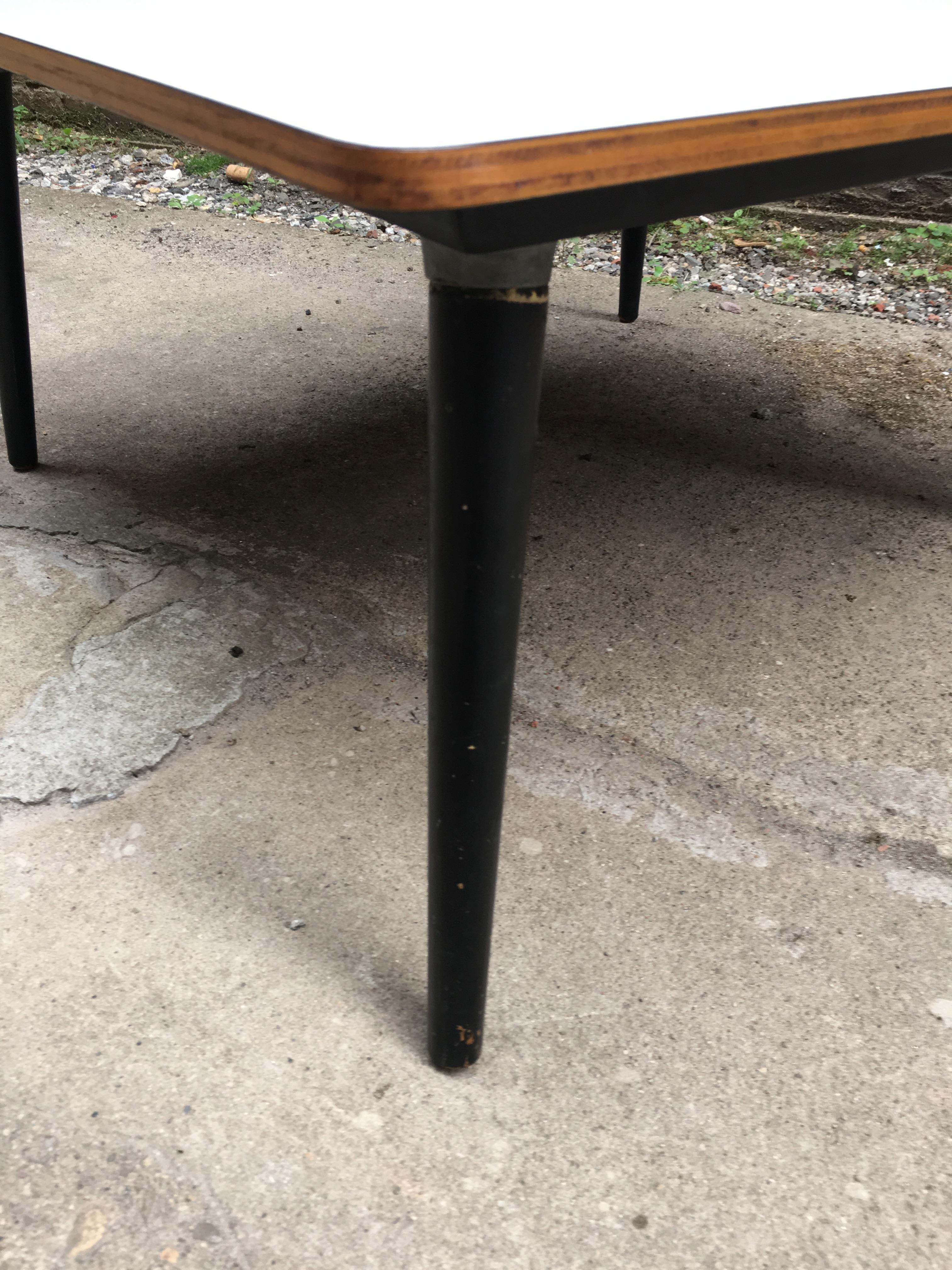 Eames Dowel Leg Coffee Table DTW40 In Good Condition In Garnerville, NY