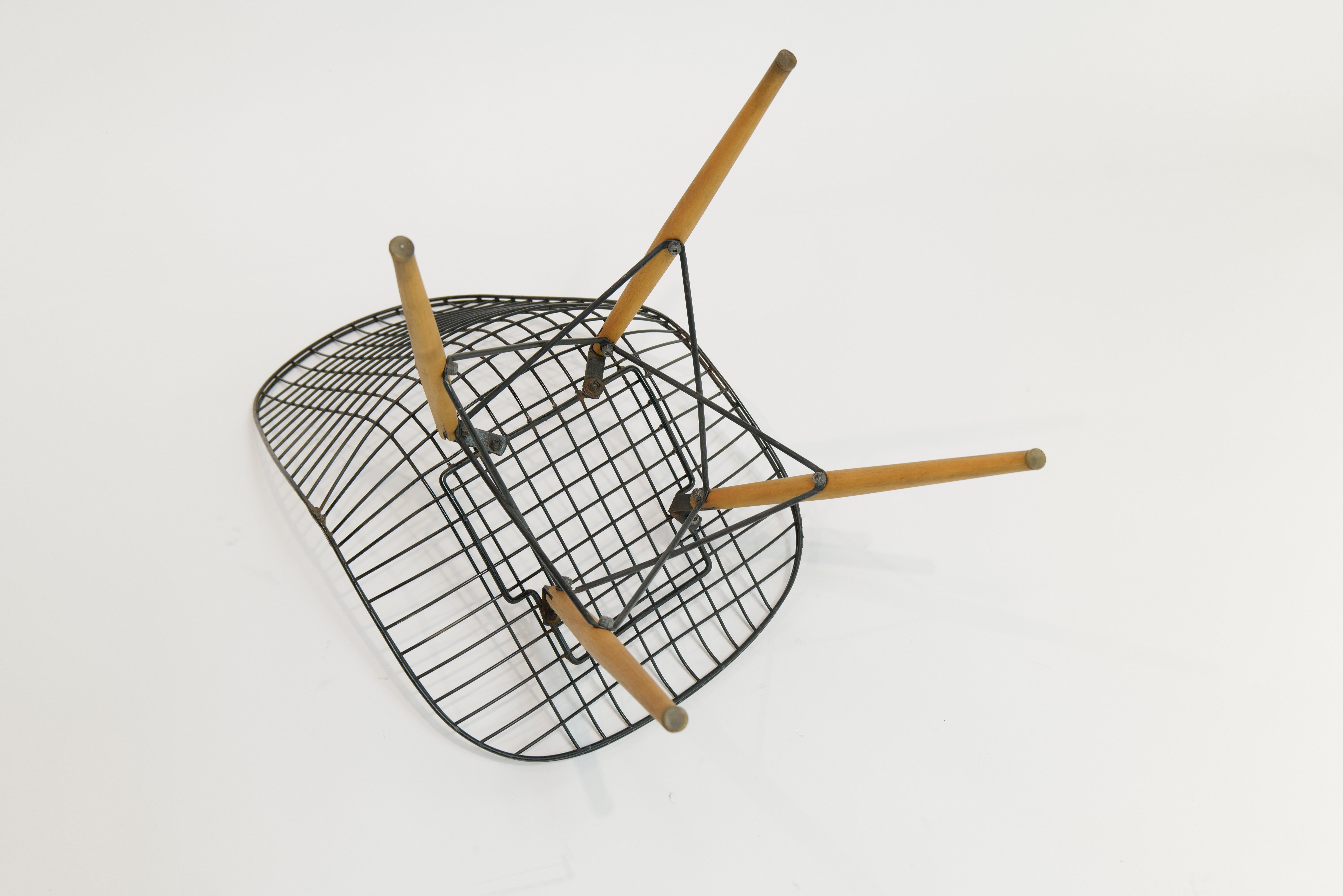 Mid-Century Modern Eames Dowel Leg Wire Chair for Herman Miller, 1950s For Sale