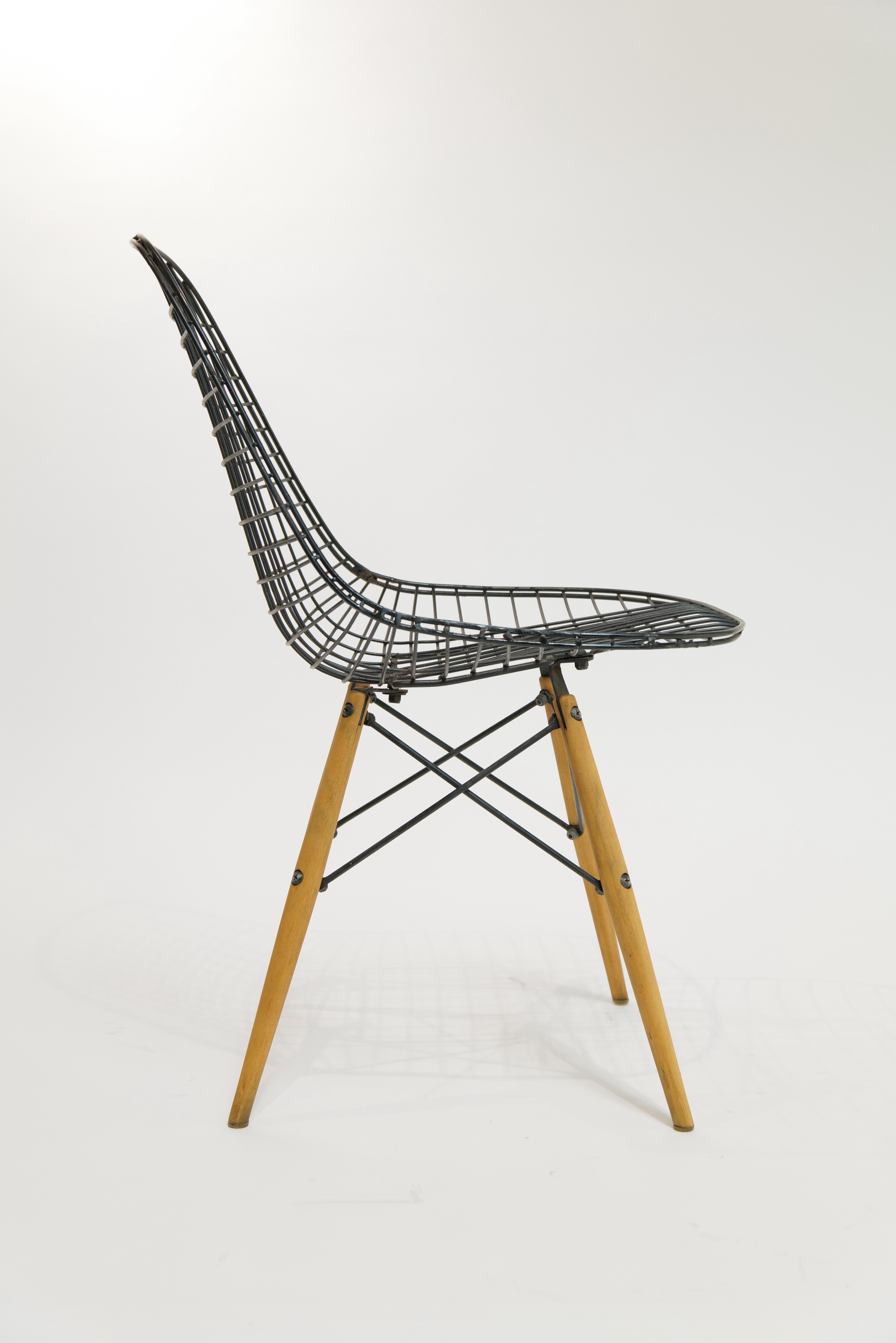 American Eames Dowel Leg Wire Chair for Herman Miller, 1950s For Sale