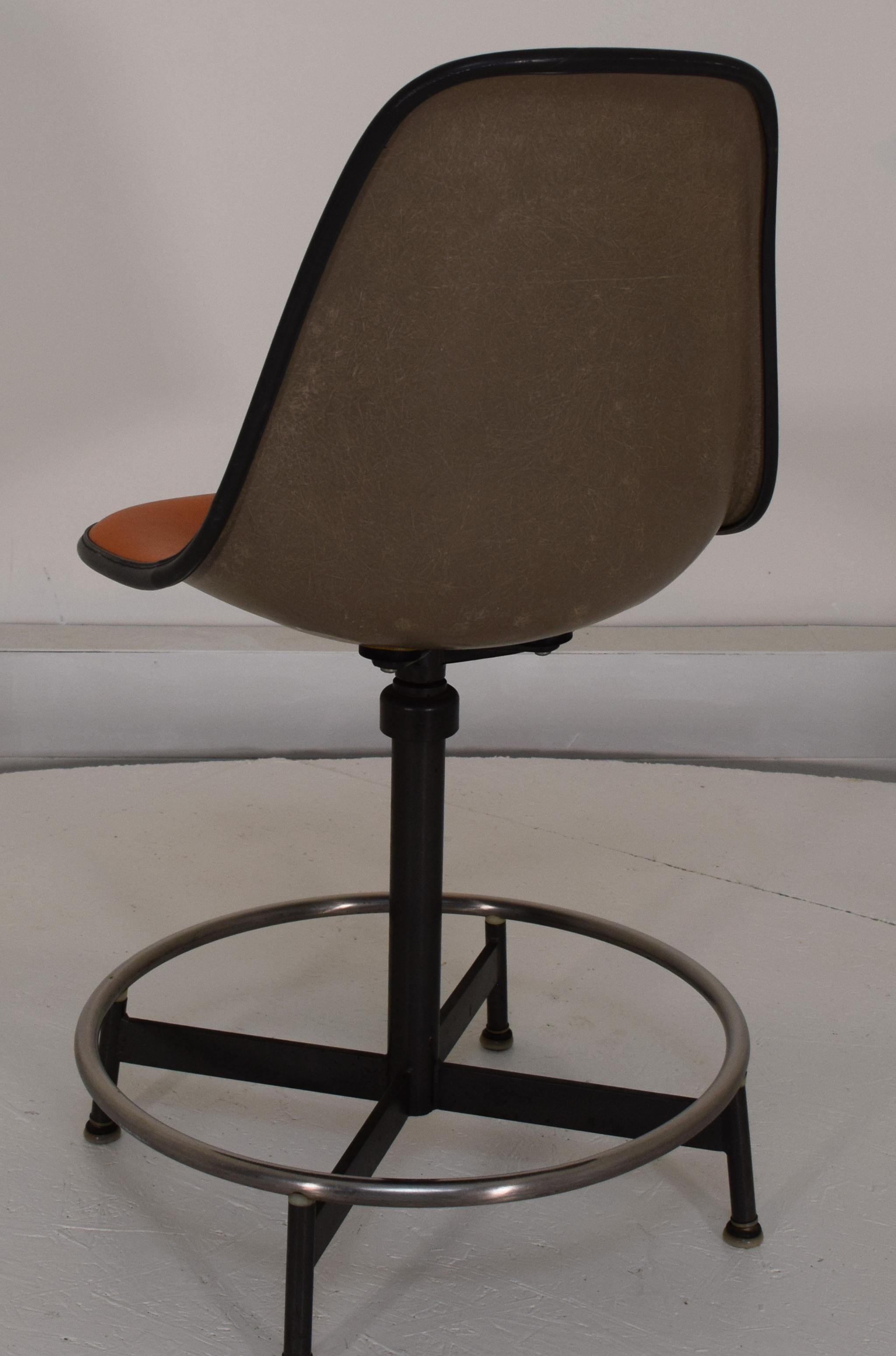 Herman Miller, 1962, Eames drafting chair on swivel base. Adjustable height. 36