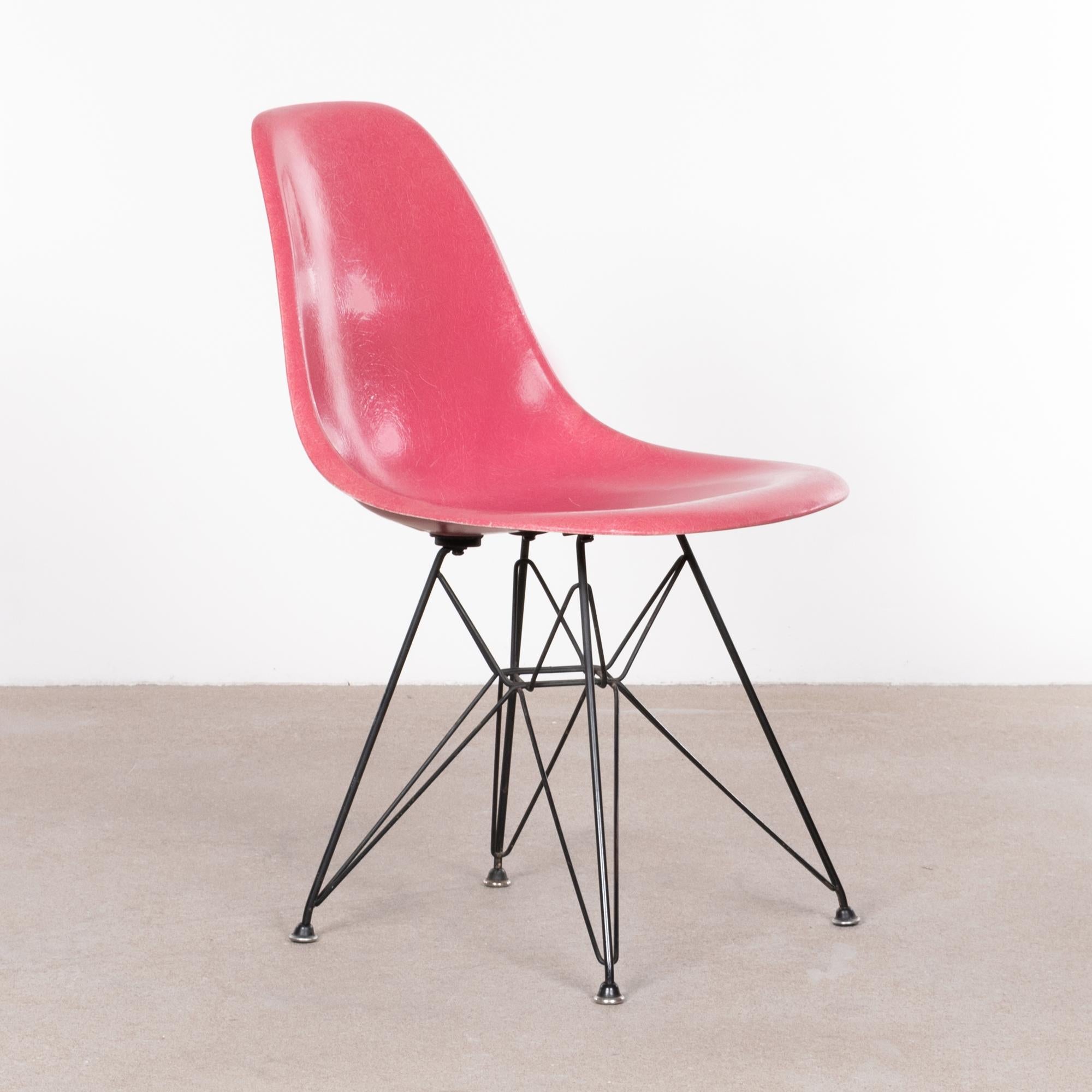 Schöner ikonischer DSR-Stuhl in seltener rosa Farbe. Die Fiberglasschale ist in einem sehr guten Vintage-Zustand mit nur geringen Gebrauchsspuren. Originaler schwarz emaillierter Stahlsockel ebenfalls in sehr gutem Zustand. Der Stuhl ist mit einem