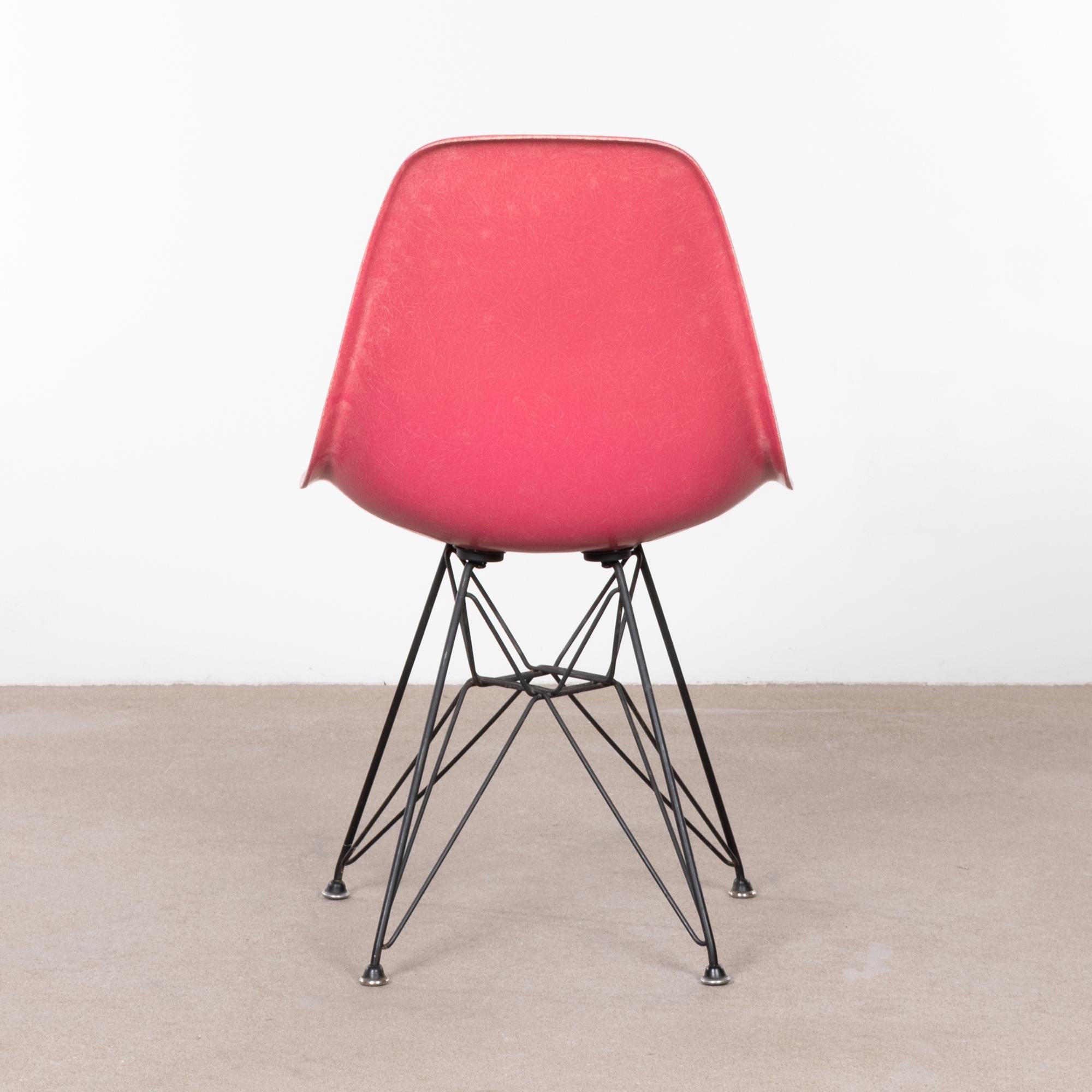 Eames DSR Rare Pink Dining Chair Herman Miller:: USA im Zustand „Gut“ in Amsterdam, NL