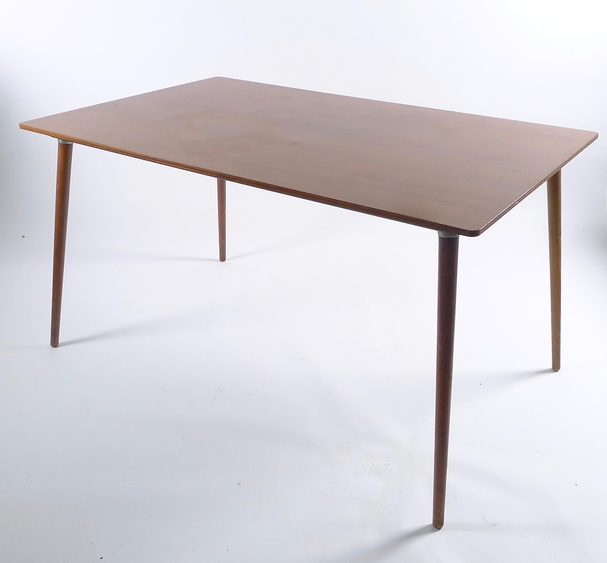 Rare table DTW-3 conçue par Charles et Ray Eames en 1950 et fabriquée par Herman Miller.  Ce modèle, avec des pieds en bois circulaires amovibles, fait partie de la deuxième génération de tables DTW (Dining Table Wood), qui remplace les pieds