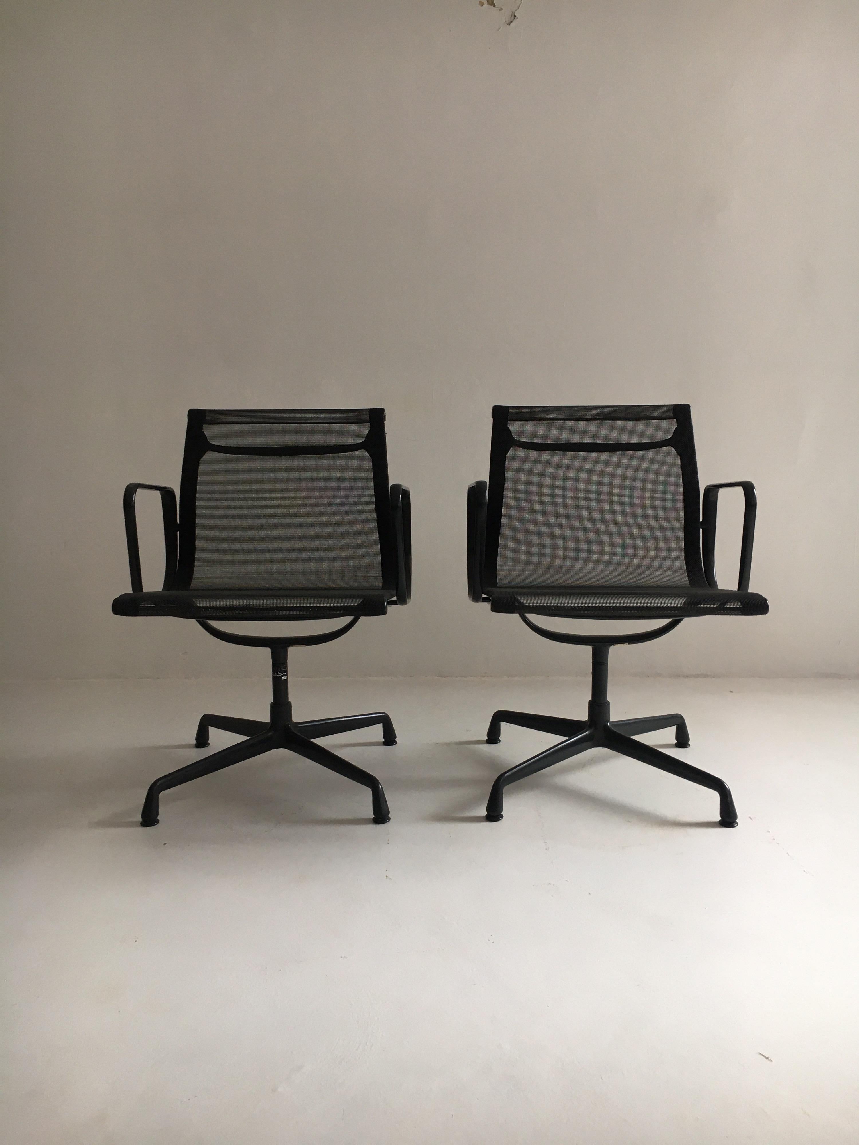 Eames EA 108 aluminium chair with black frame by Vitra. Rare version 'Black Edition'.