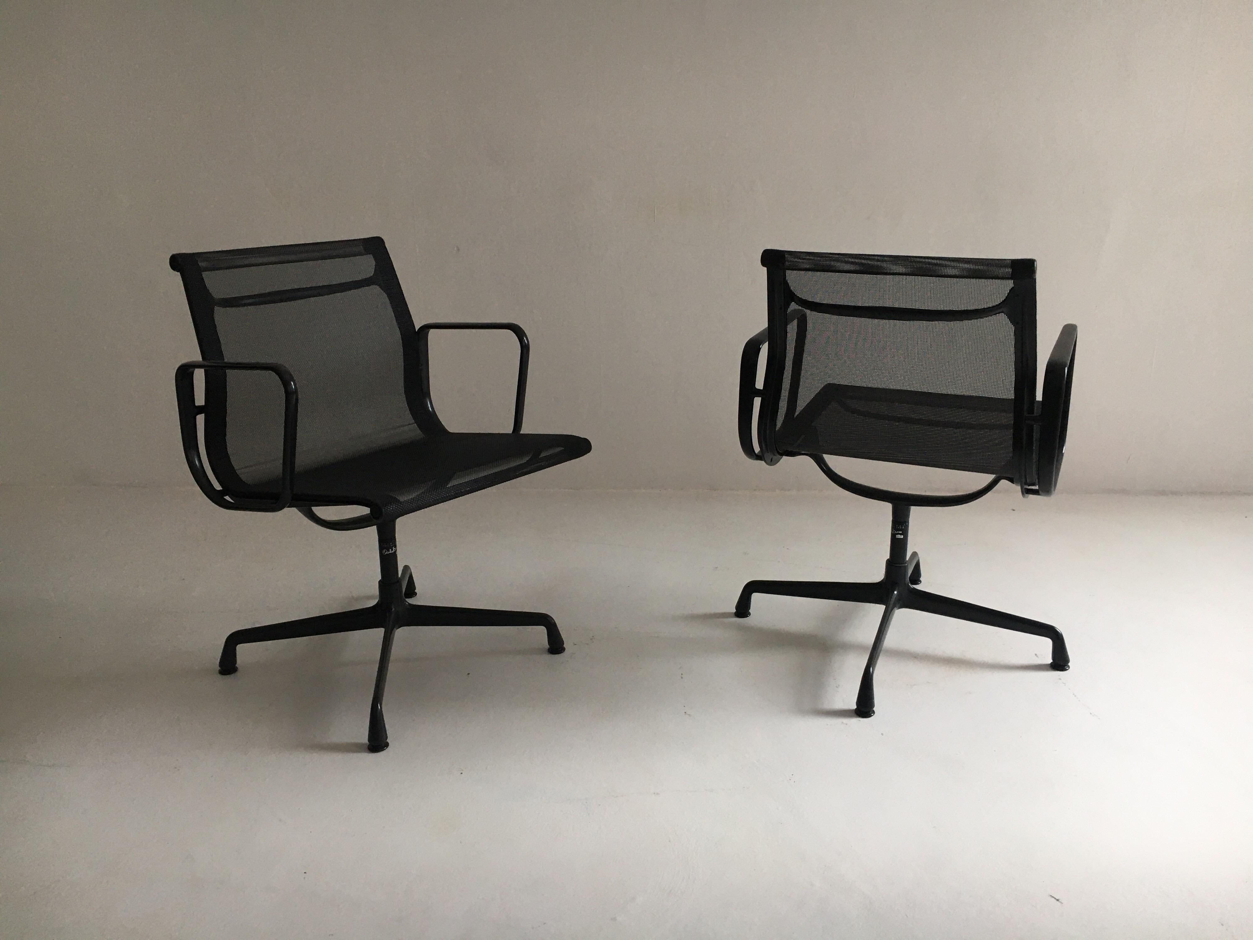 Fin du 20e siècle Chaise Eames EA 108 en aluminium avec cadre noir de Vitra en vente