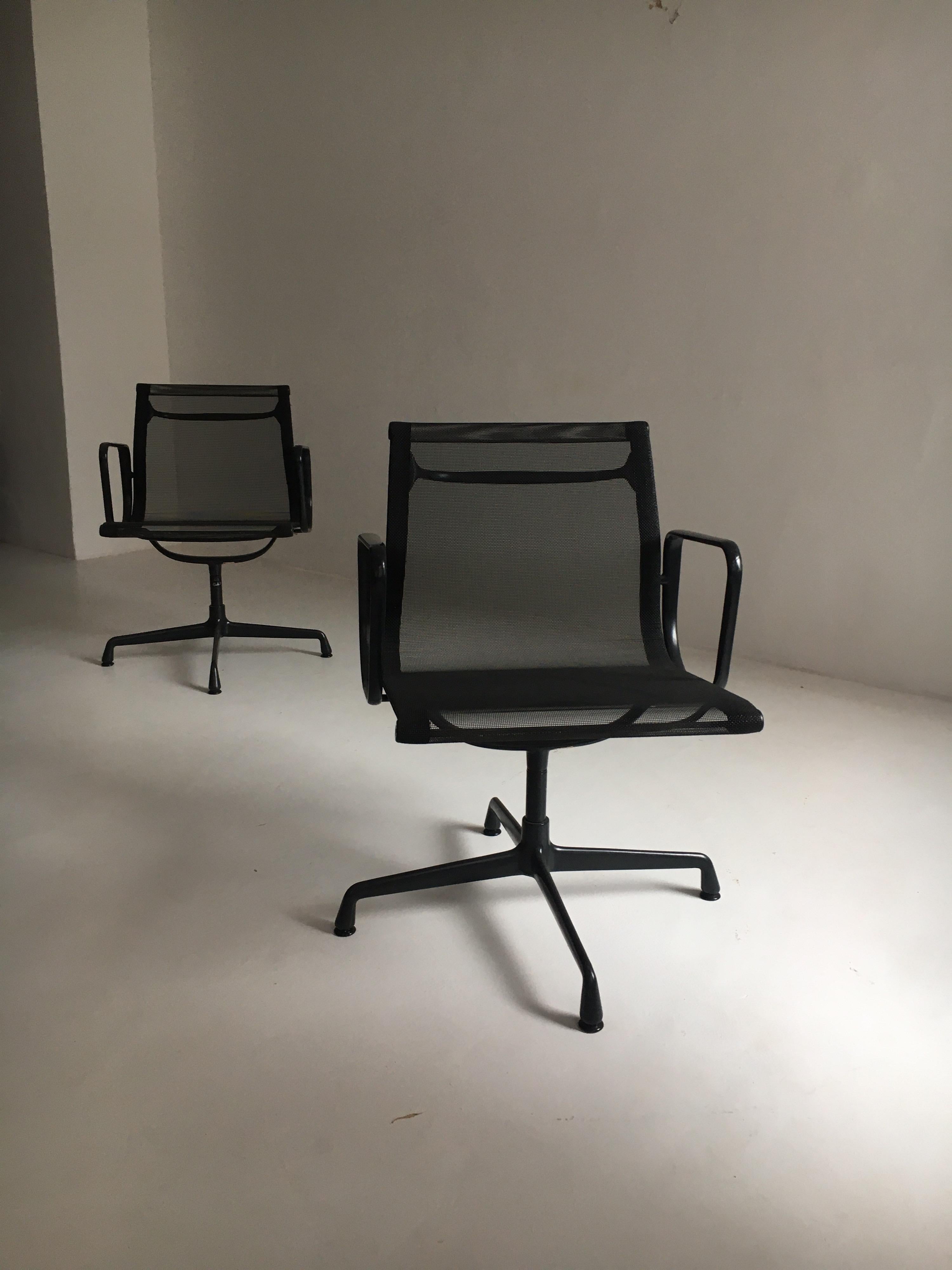 Eames EA 108 Aluminium Chair with Black Frame by Vitra In Good Condition For Sale In Vienna, AT