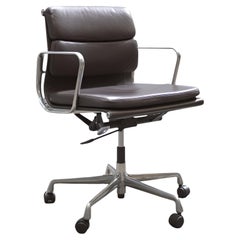 Chaise de bureau Eames EA 435 en cuir Brown à rembourrage souple, dossier bas par  Vitra