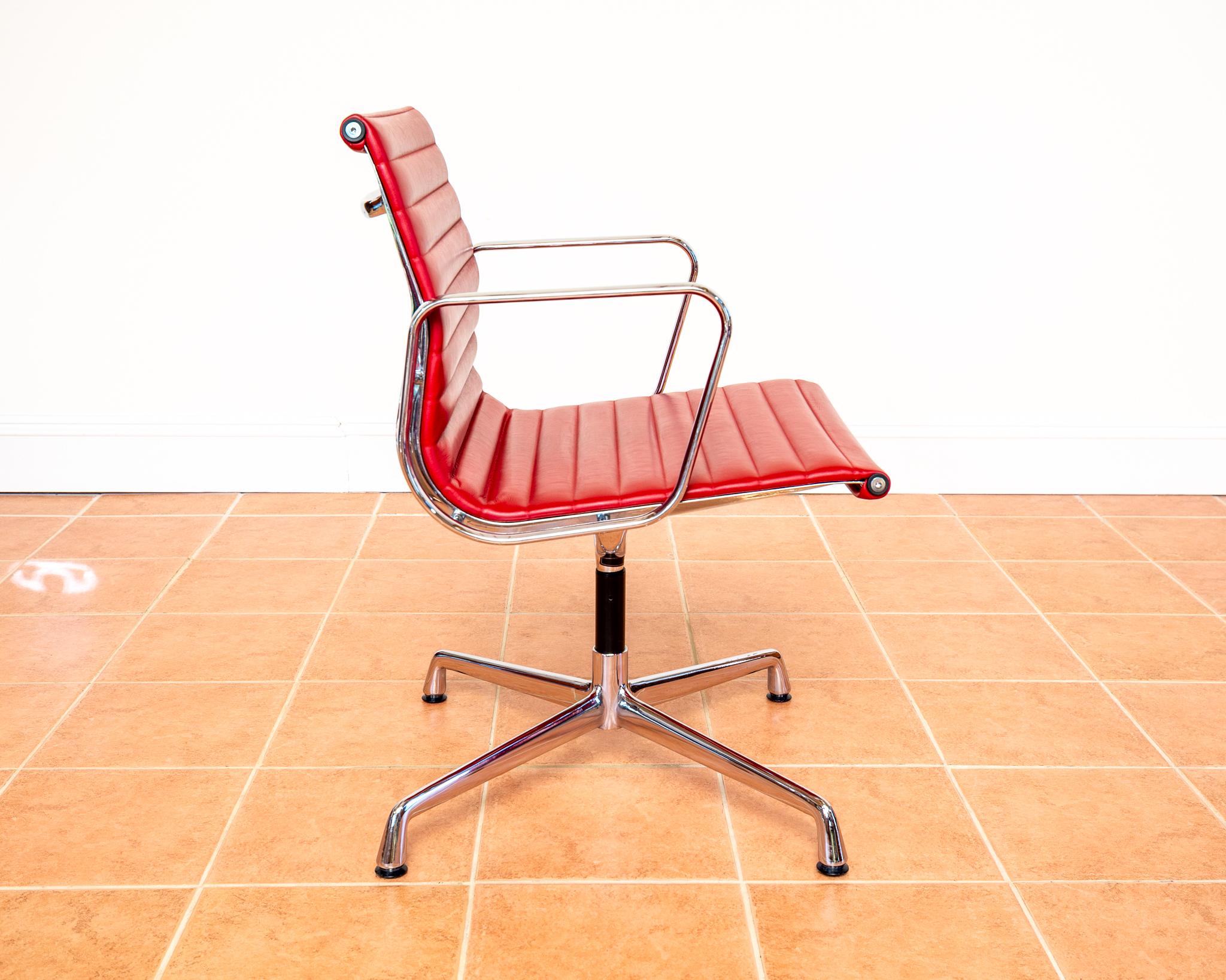 Sillón Eames EA108 de ICF 1 de 4 MCM Años 70 Giratorio Cuero Rojo Aluminio Cromado en venta 3