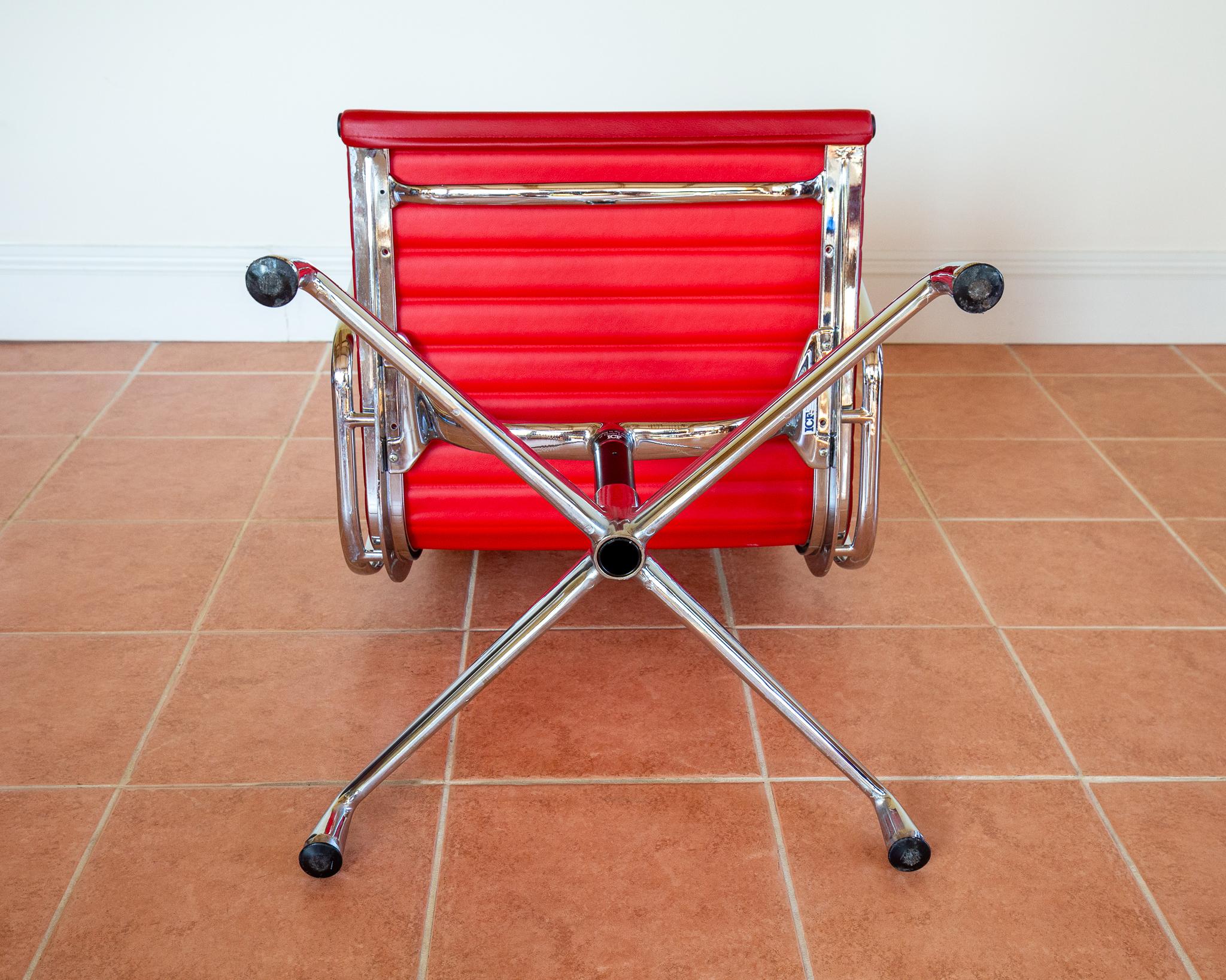 Sillón Eames EA108 de ICF 1 de 4 MCM Años 70 Giratorio Cuero Rojo Aluminio Cromado en venta 13