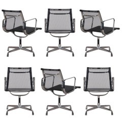 Chaise de salle à manger Eames EA108 noire en tissu filet tissé par Vitra