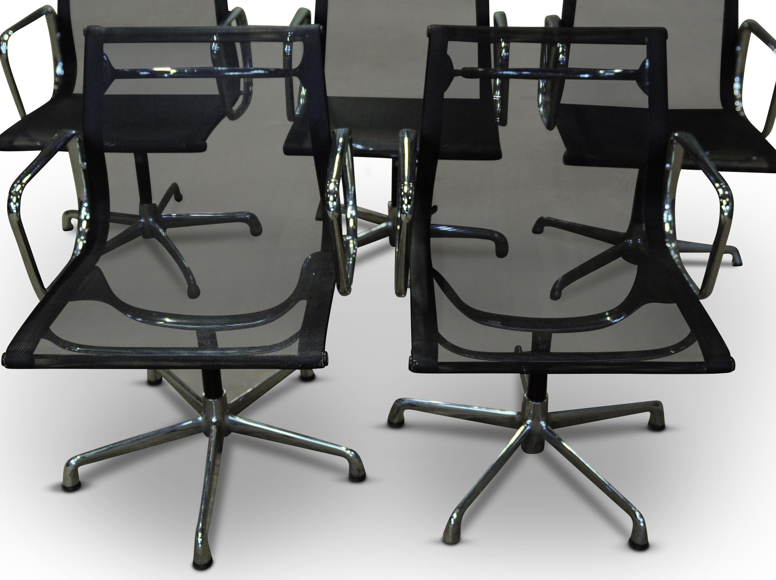 Una sedia operativa girevole Charles and Ray Eames EA108 Hopsack di The Aluminium Group 

Prodotto su licenza dell'azienda italiana ICF De Padova

Ogni sedia è dotata di un'etichetta di attribuzione, posta sulla parte inferiore della