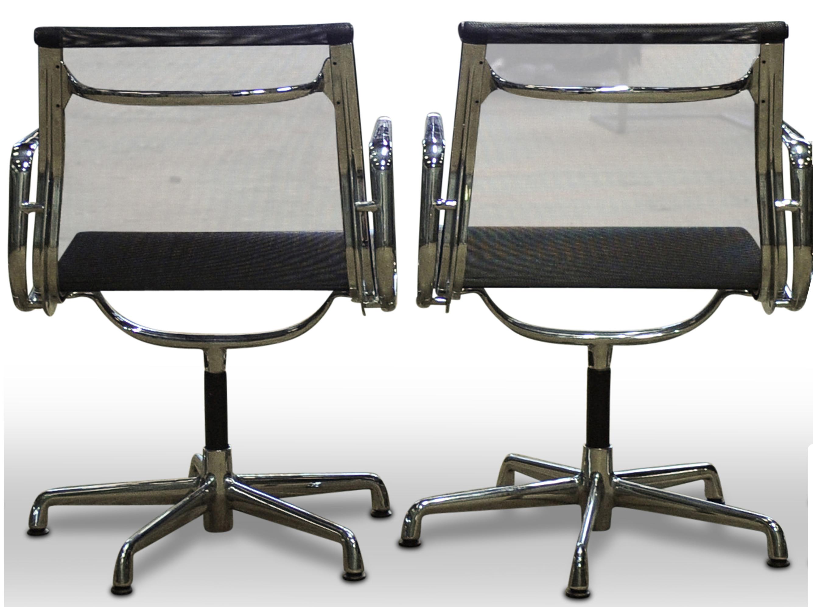 Mid-Century moderno Sedia operativa girevole Eames EA108 Licenza e produzione ICF De Padova in vendita