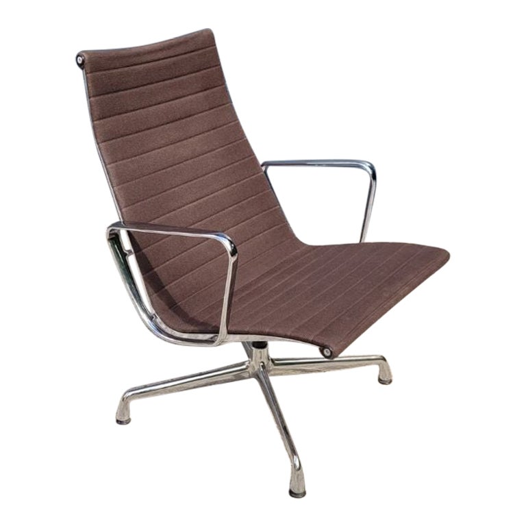 Eames EA116 Brauner Loungesessel im Angebot