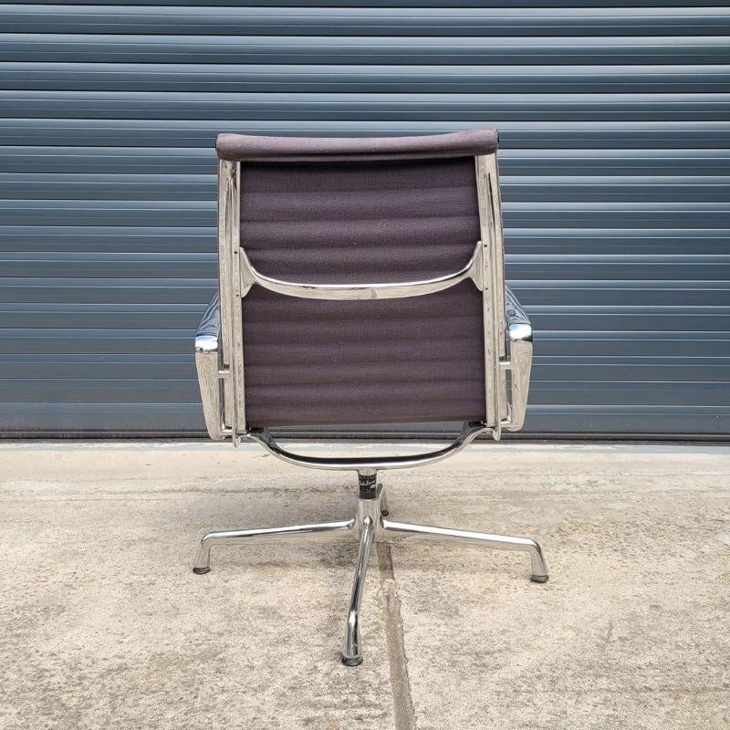 Eames EA116 Grauer Loungesessel (Moderne der Mitte des Jahrhunderts) im Angebot