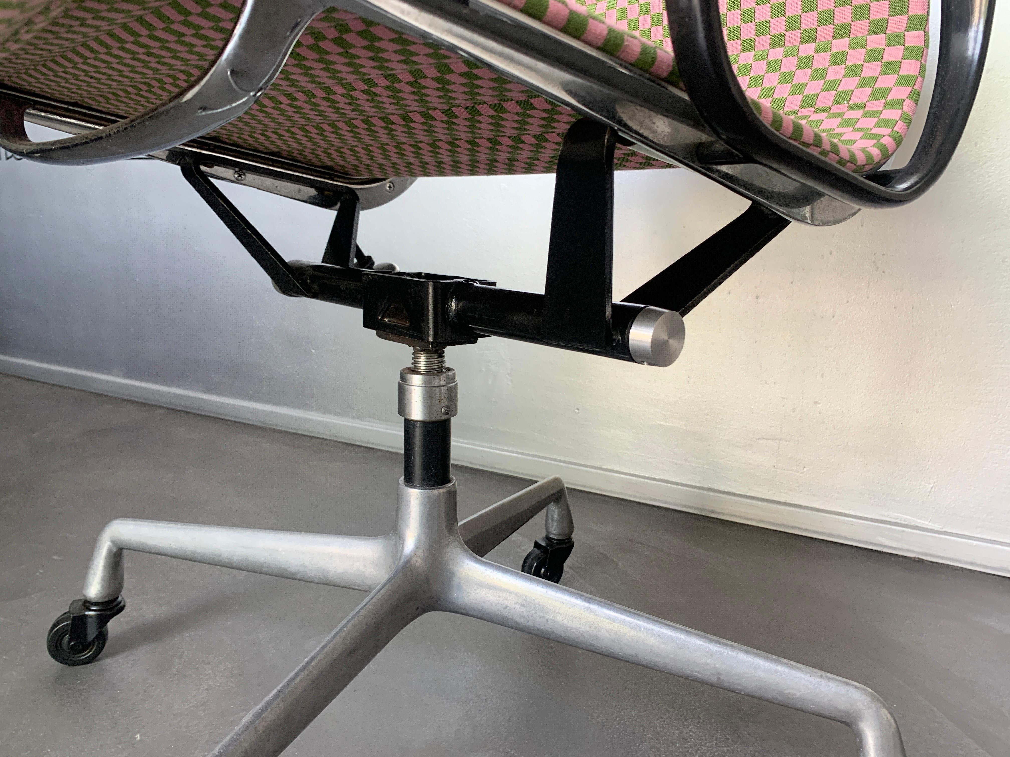 Eames EA117 Bürostuhl Herman Miller 1960er Jahre neu Alexander Girard Karo Stoff im Angebot 4