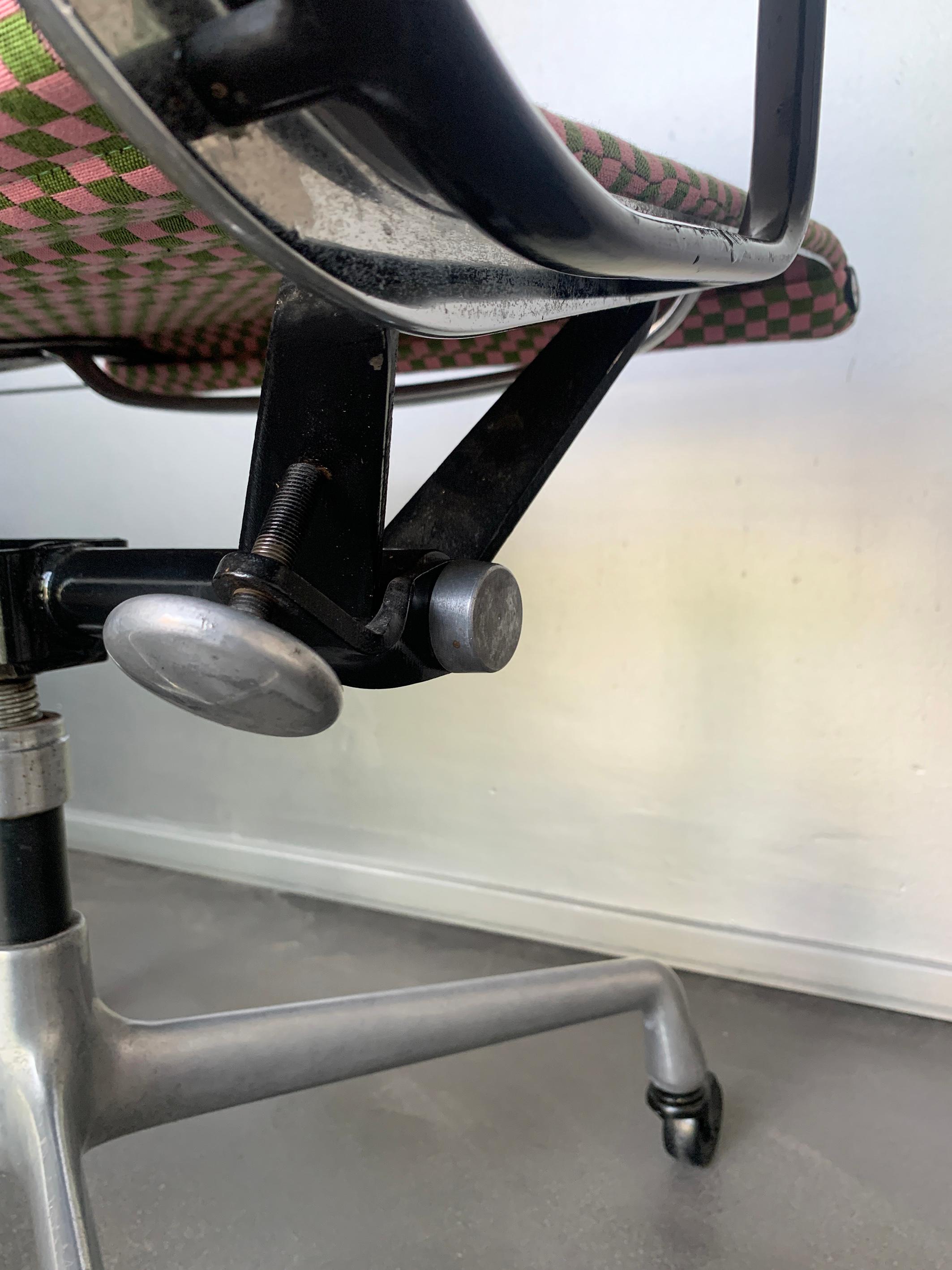 Eames EA117 Bürostuhl Herman Miller 1960er Jahre neu Alexander Girard Karo Stoff im Angebot 5