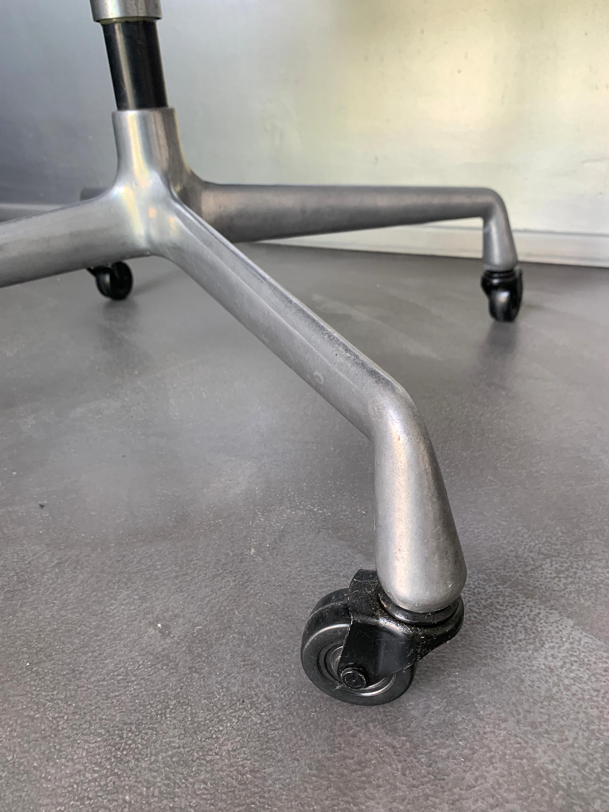 Eames EA117 Bürostuhl Herman Miller 1960er Jahre neu Alexander Girard Karo Stoff im Angebot 6