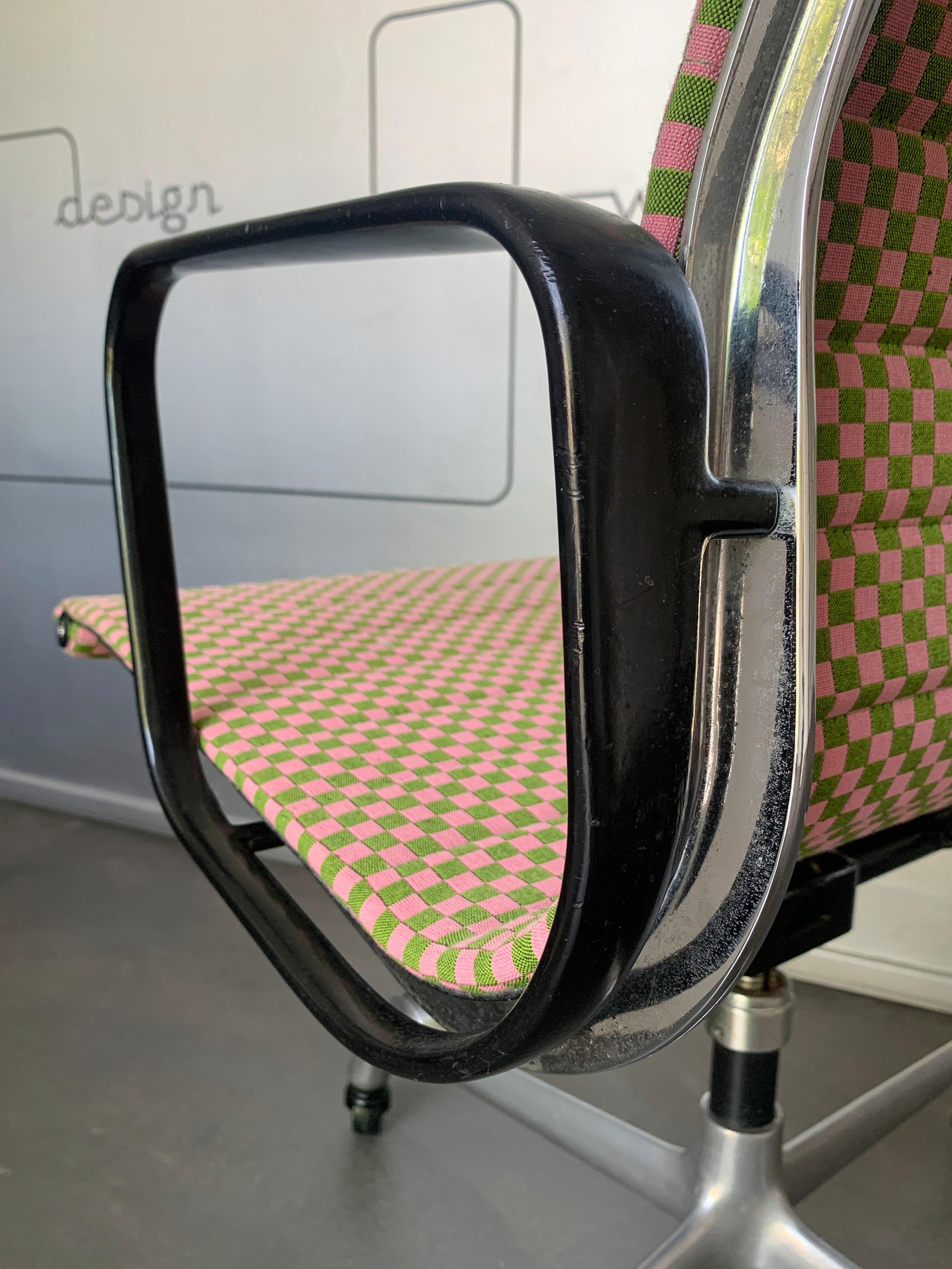 Eames EA117 Bürostuhl Herman Miller 1960er Jahre neu Alexander Girard Karo Stoff im Angebot 7
