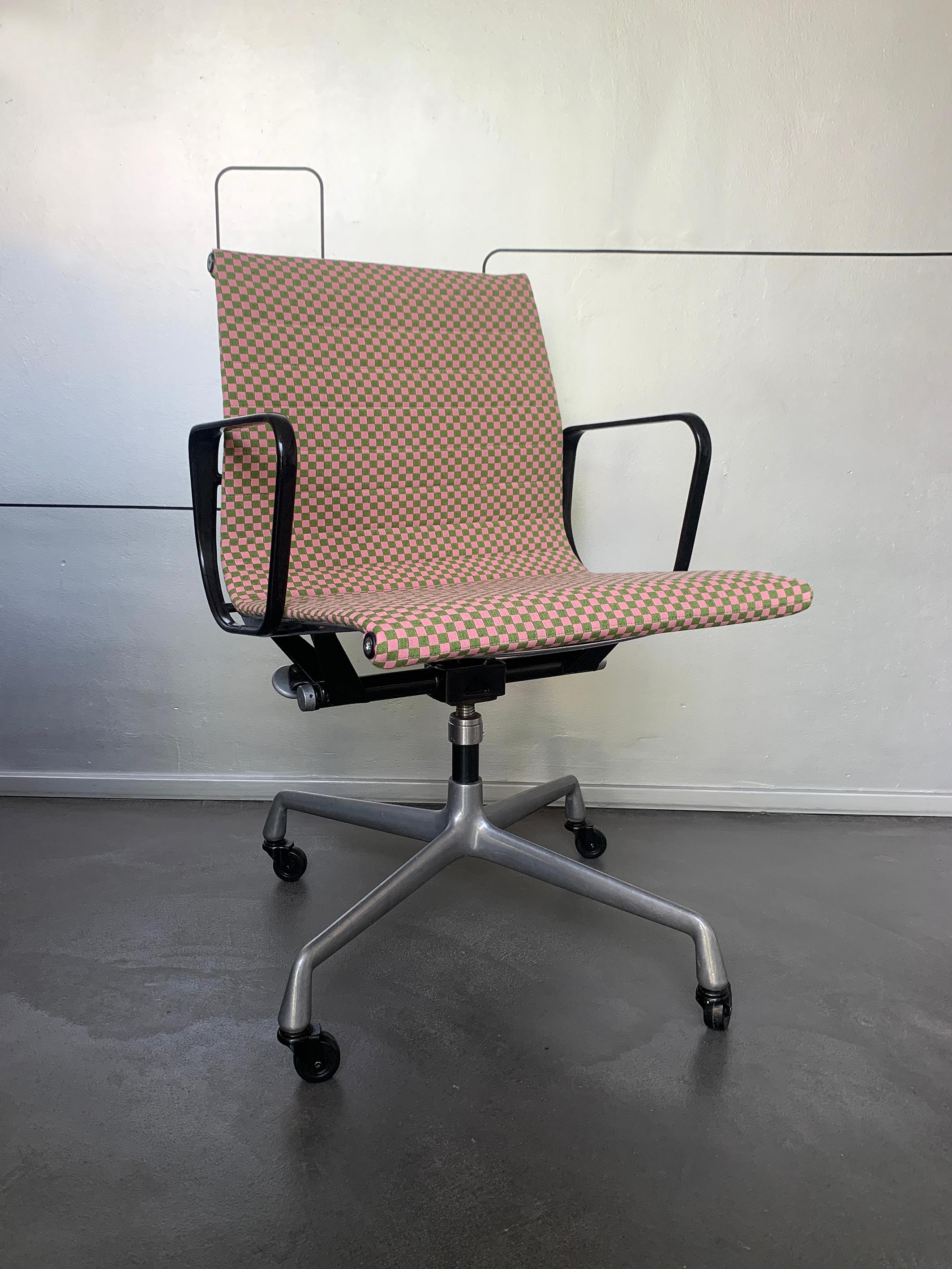Der Bürostuhl EA117 Aluminium Group ist einer der berühmtesten Entwürfe von Charles und Ray Eames für Herman Miller. Die in den späten 1950er Jahren eingeführte Aluminium Group-Serie ist zu einer Ikone der modernen Büromöbel geworden, die für ihre