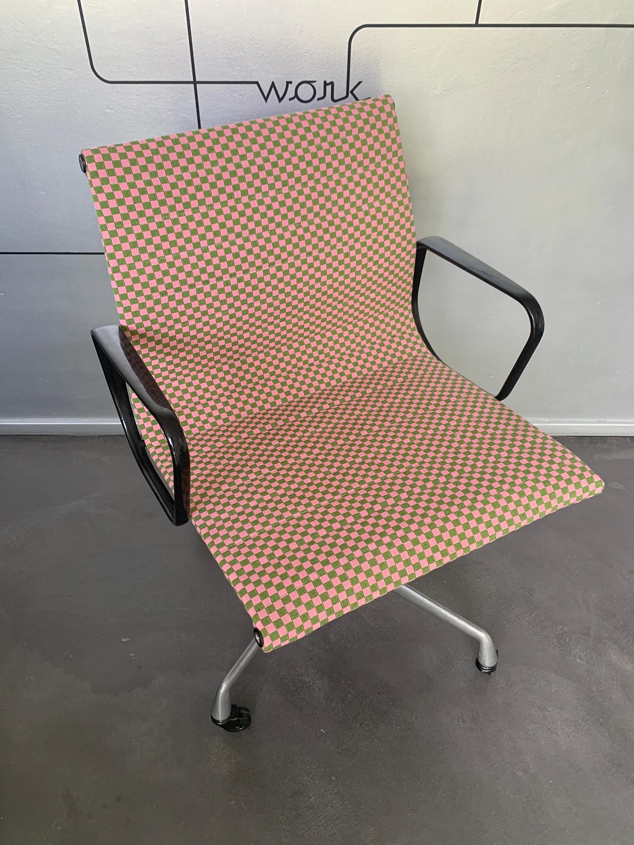 Eames EA117 Bürostuhl Herman Miller 1960er Jahre neu Alexander Girard Karo Stoff (Moderne der Mitte des Jahrhunderts) im Angebot