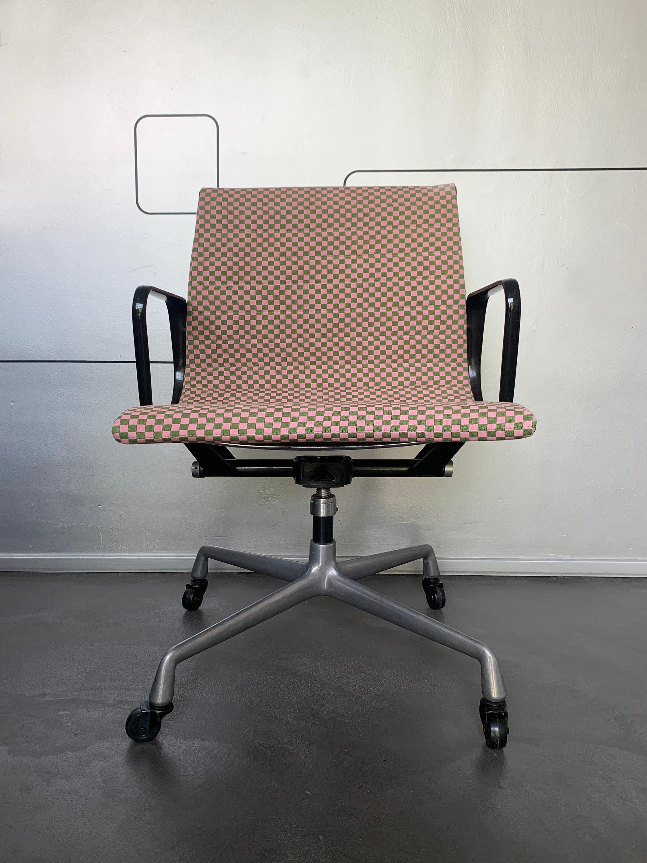 Eames EA117 Bürostuhl Herman Miller 1960er Jahre neu Alexander Girard Karo Stoff (amerikanisch) im Angebot