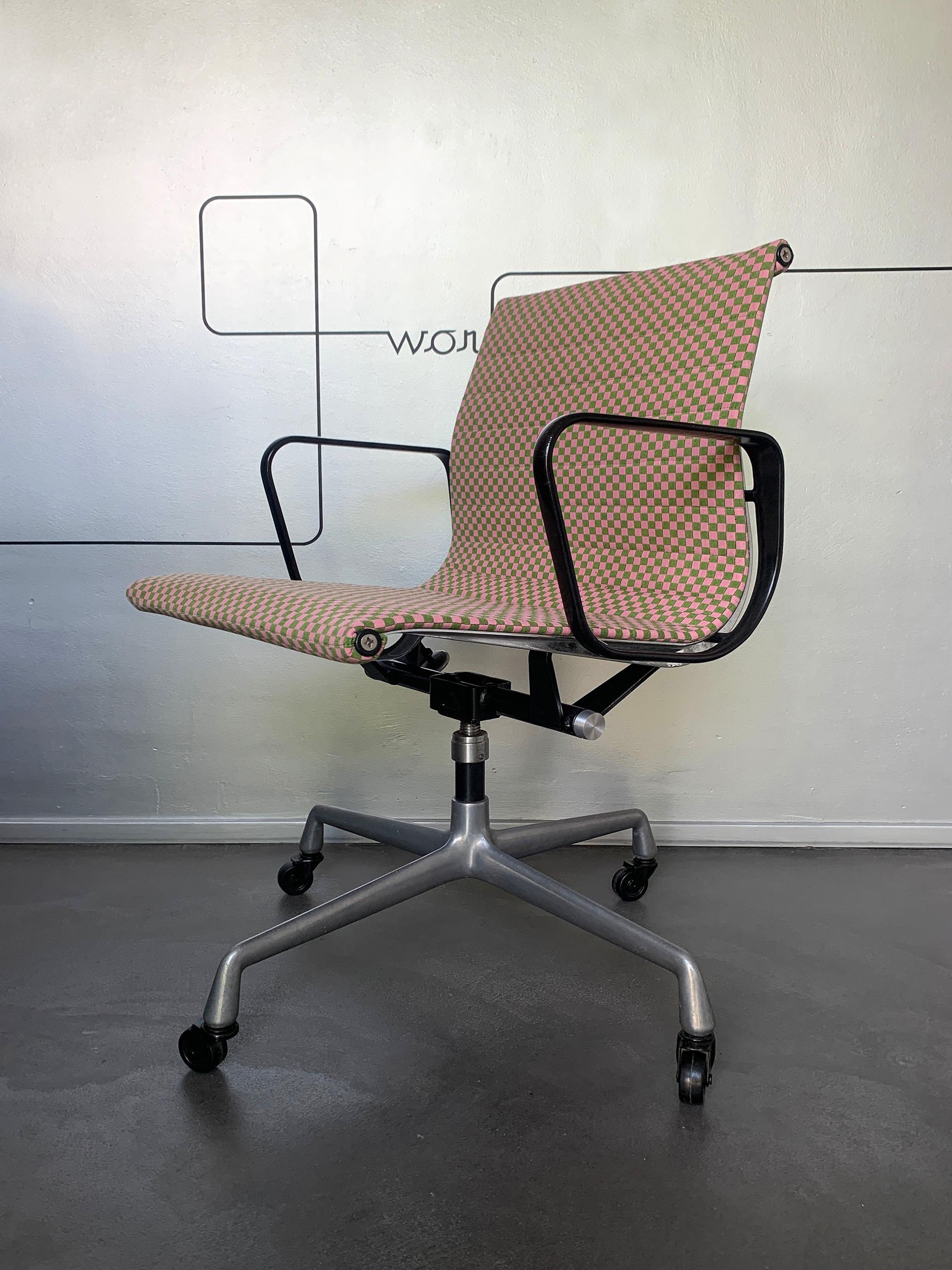 Eames EA117 Bürostuhl Herman Miller 1960er Jahre neu Alexander Girard Karo Stoff im Zustand „Gut“ im Angebot in Vorst, BE