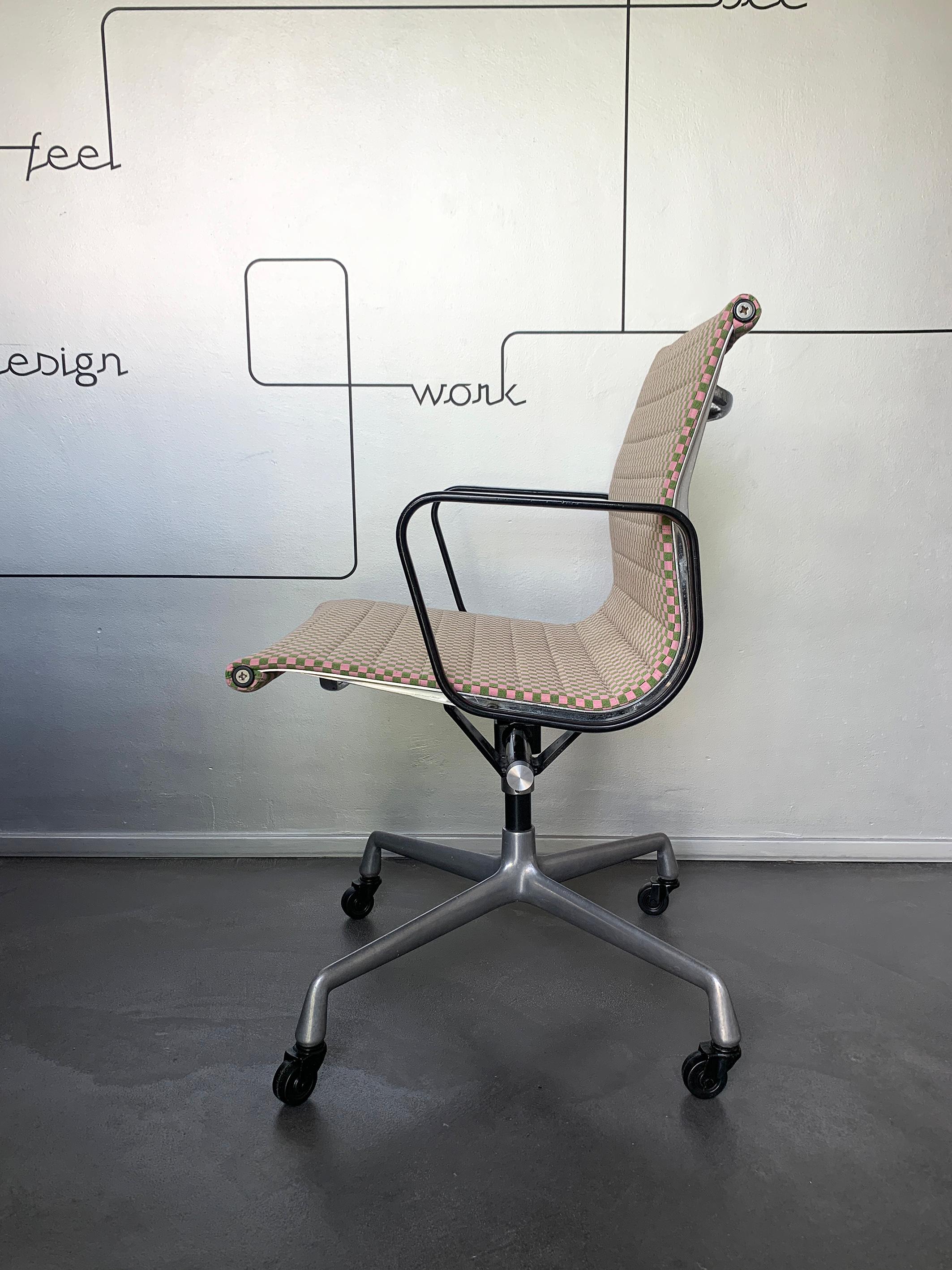Eames EA117 Bürostuhl Herman Miller 1960er Jahre neu Alexander Girard Karo Stoff (20. Jahrhundert) im Angebot